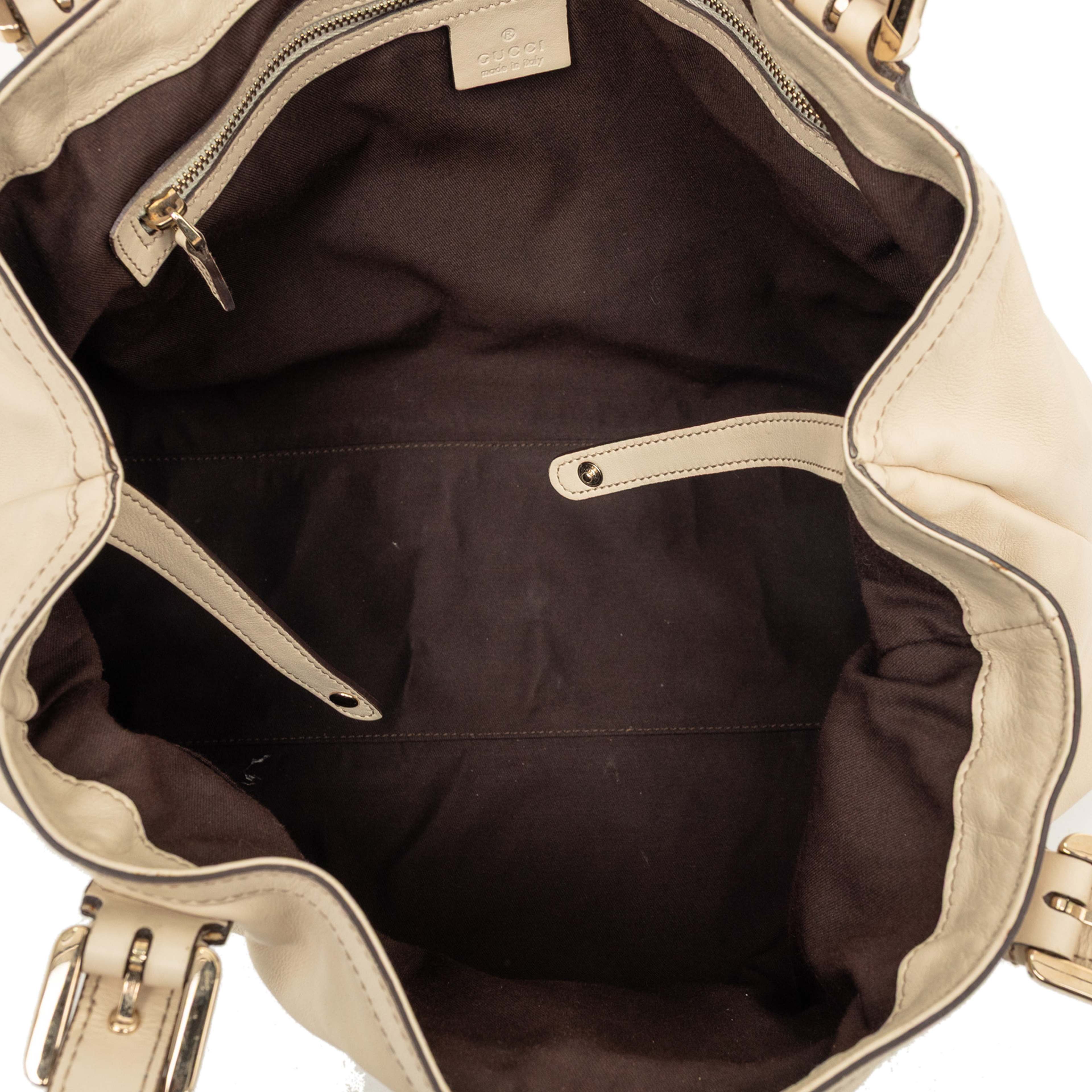 Gucci Calfskin Dialux Britt Tote, från Luxclusif, i färgen light beige. Klicka för att öppna bilden i stort format
