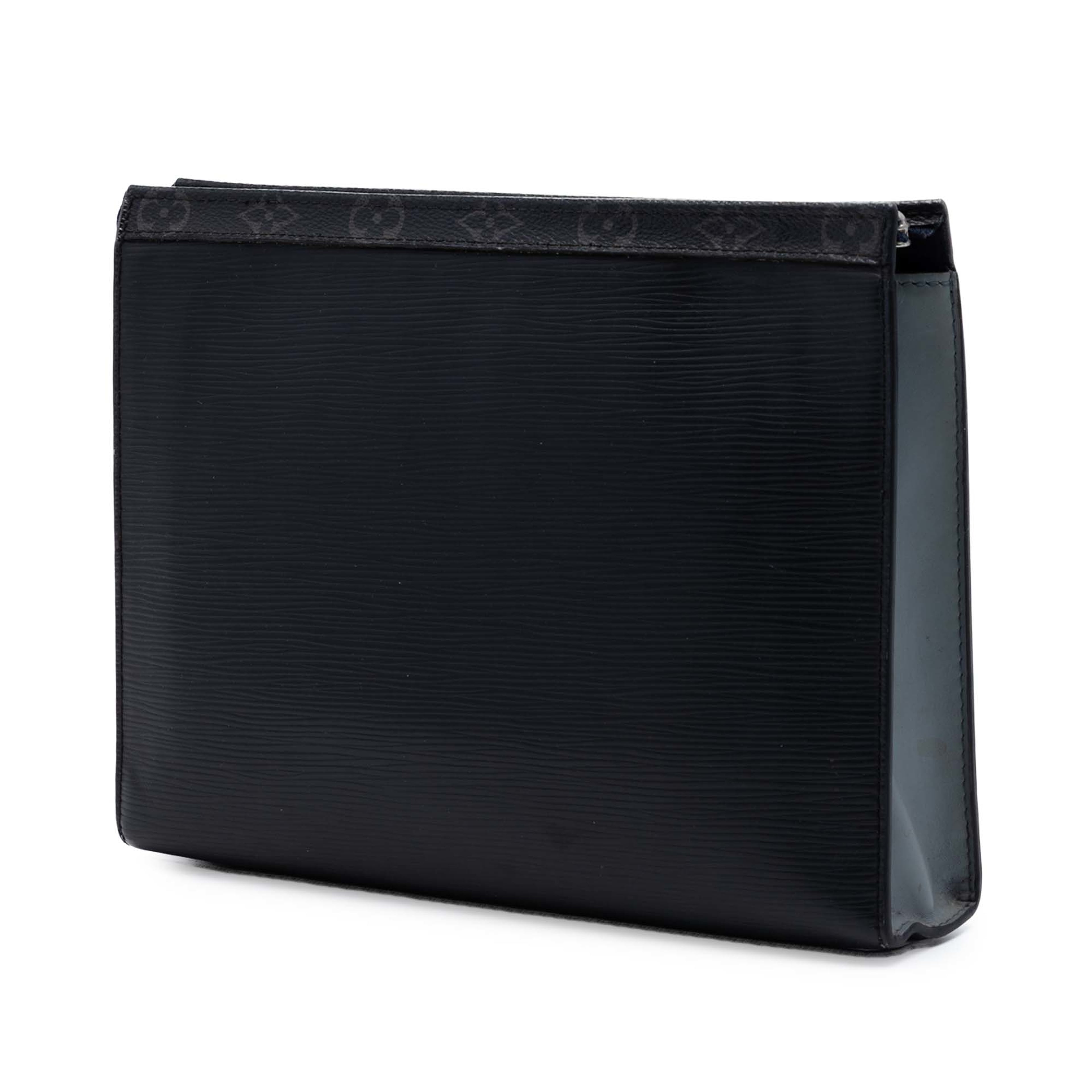 Louis Vuitton Epi Monogram Eclipse Pochette Voyage Mm, från Luxclusif, i färgen svart. Klicka för att öppna bilden i stort format