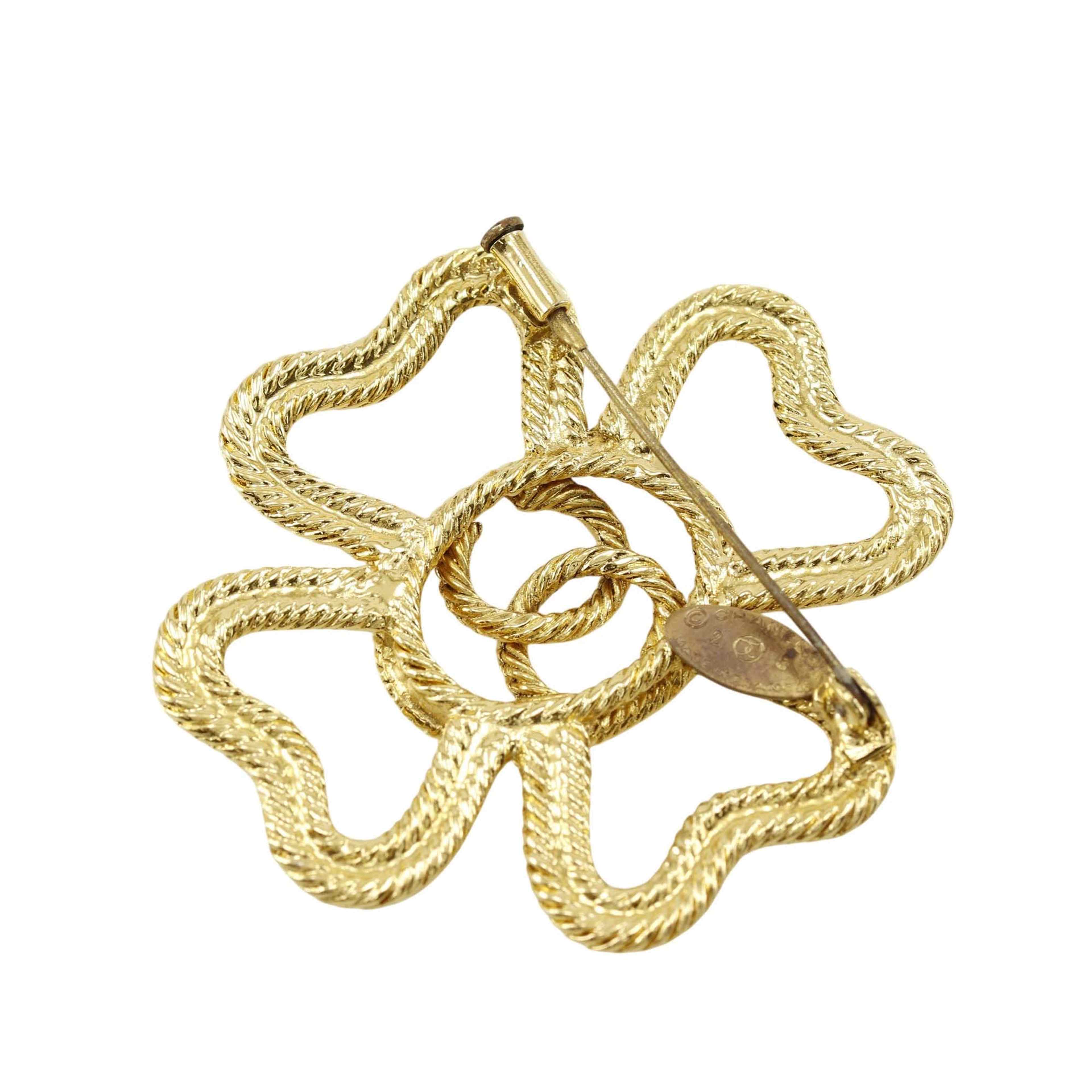 Chanel Cc Gold Plated Clover Rope Brooch, från Luxclusif, i färgen guld. Klicka för att öppna bilden i stort format