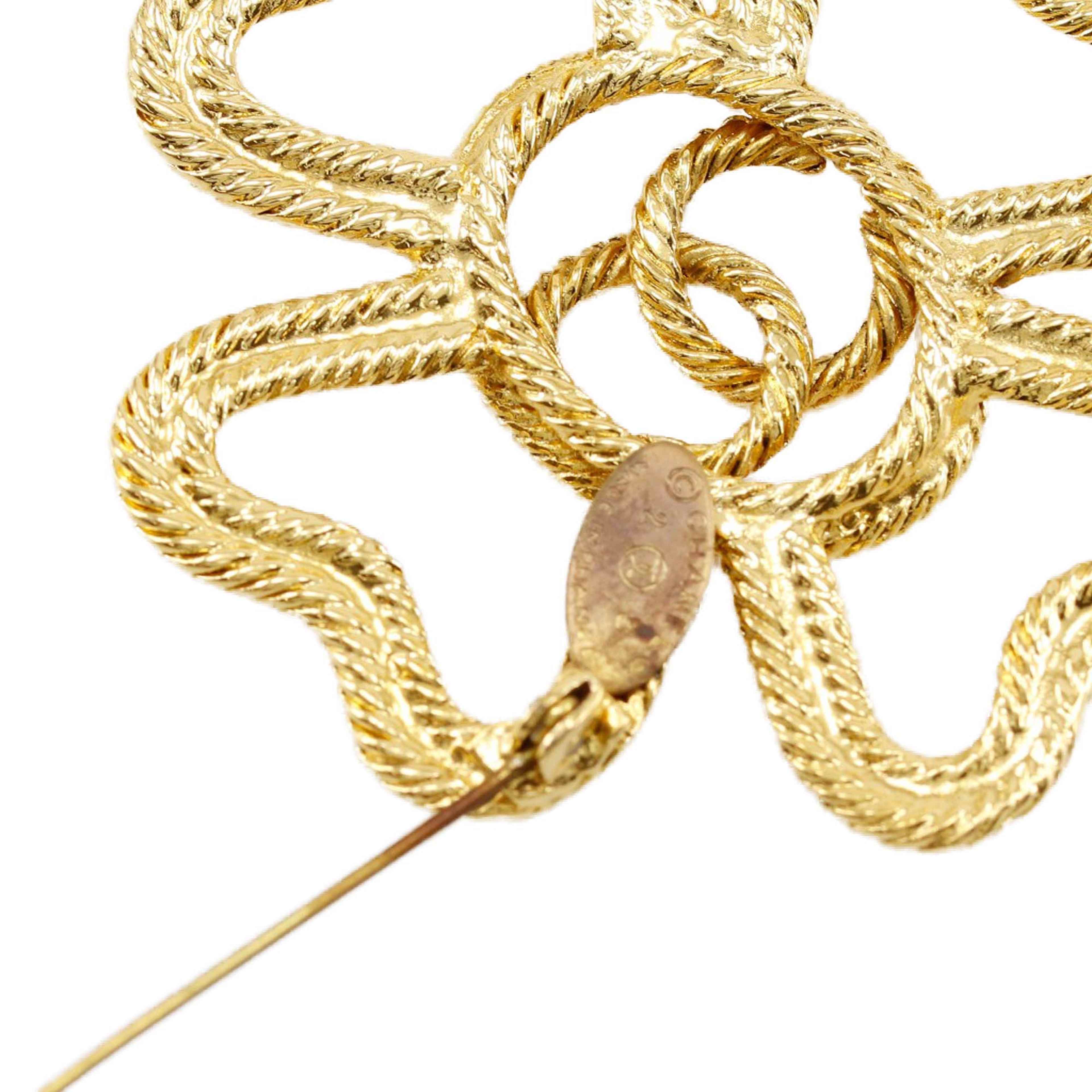 Chanel Cc Gold Plated Clover Rope Brooch, från Luxclusif, i färgen guld. Klicka för att öppna bilden i stort format