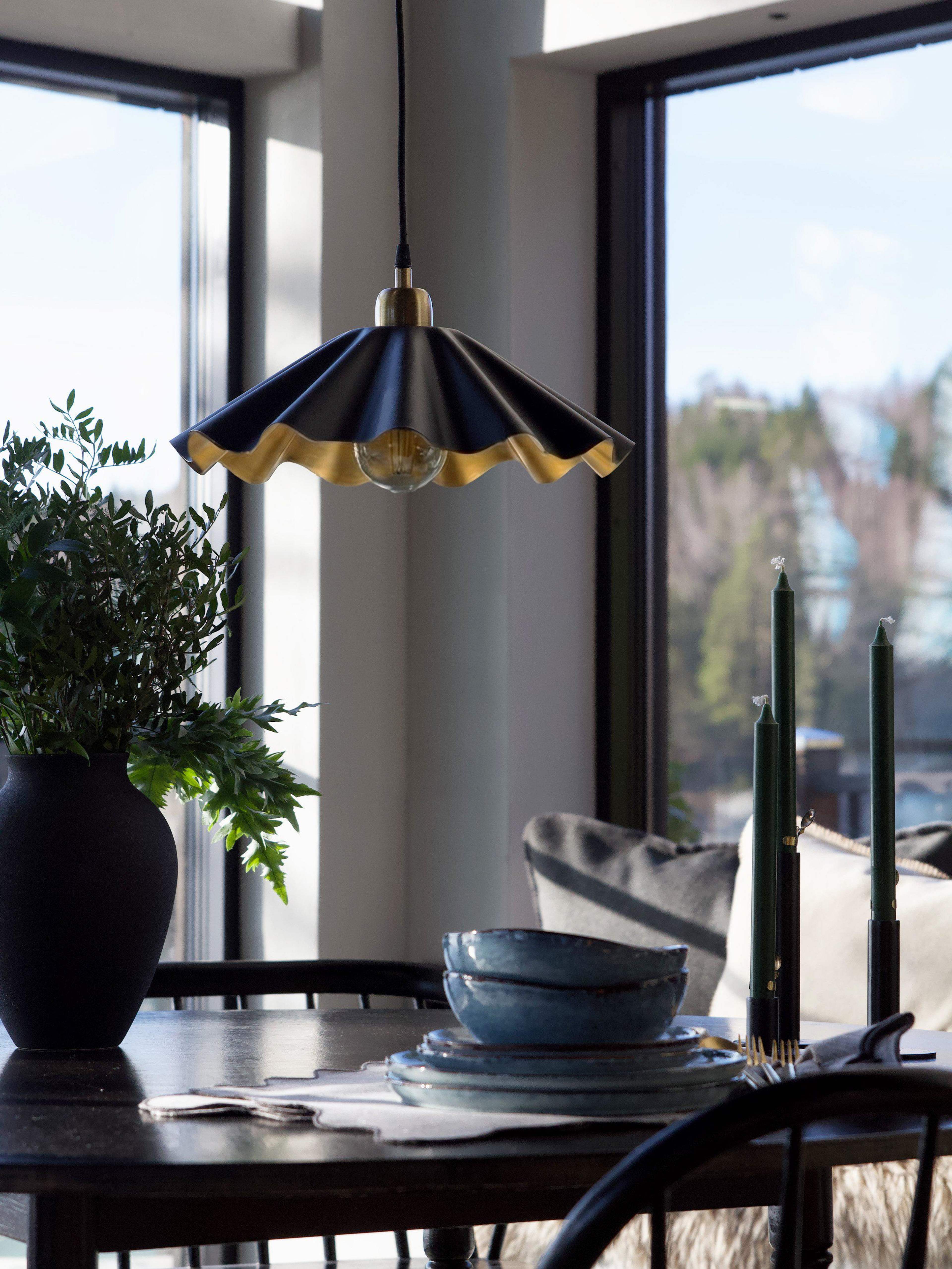 Aira Taklampa, från PR Home, i färgen svart/mässing. Klicka för att öppna bilden i stort format