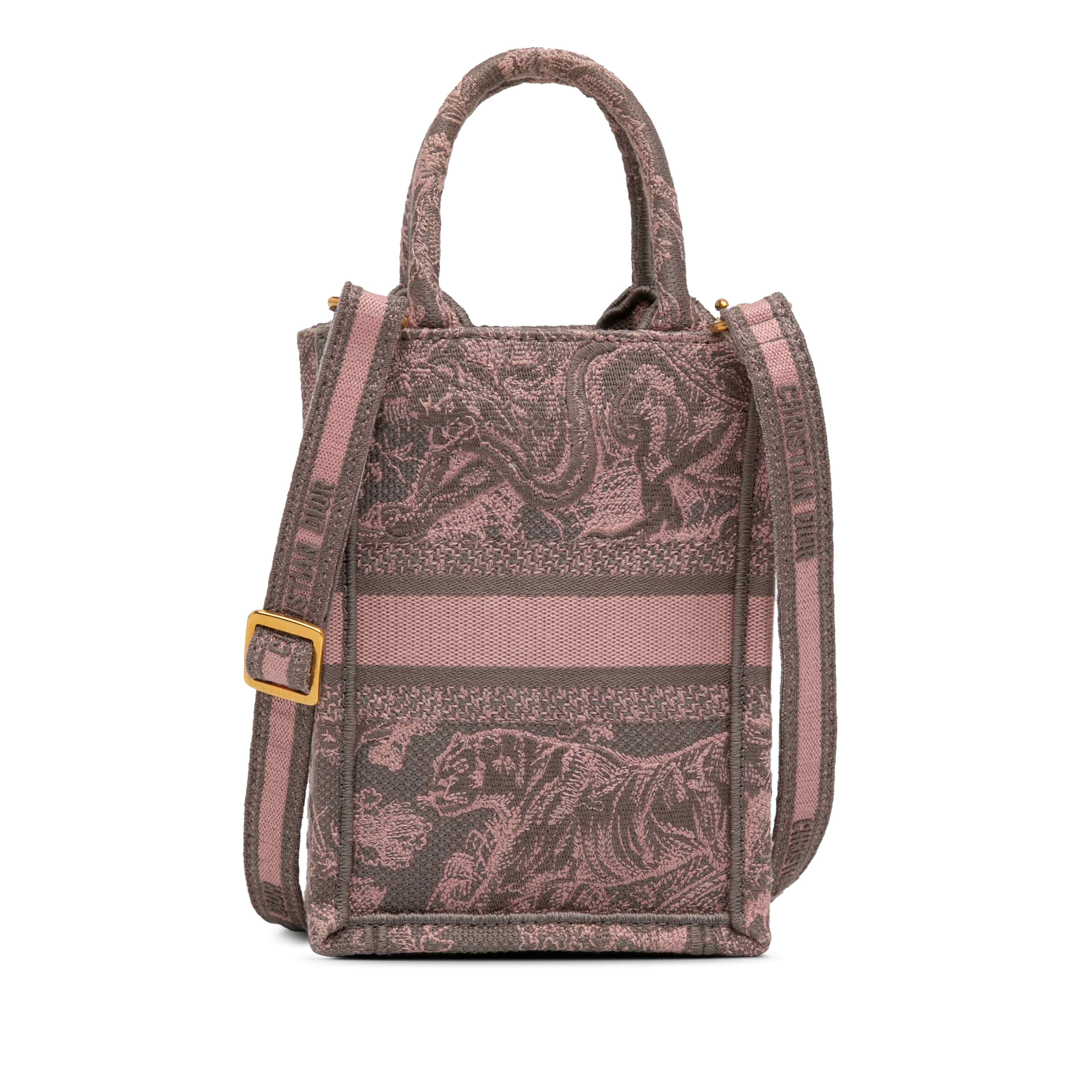 Dior Mini Toile De Jouy Vertical Book Tote, från Luxclusif, i färgen rosa. Klicka för att öppna bilden i stort format