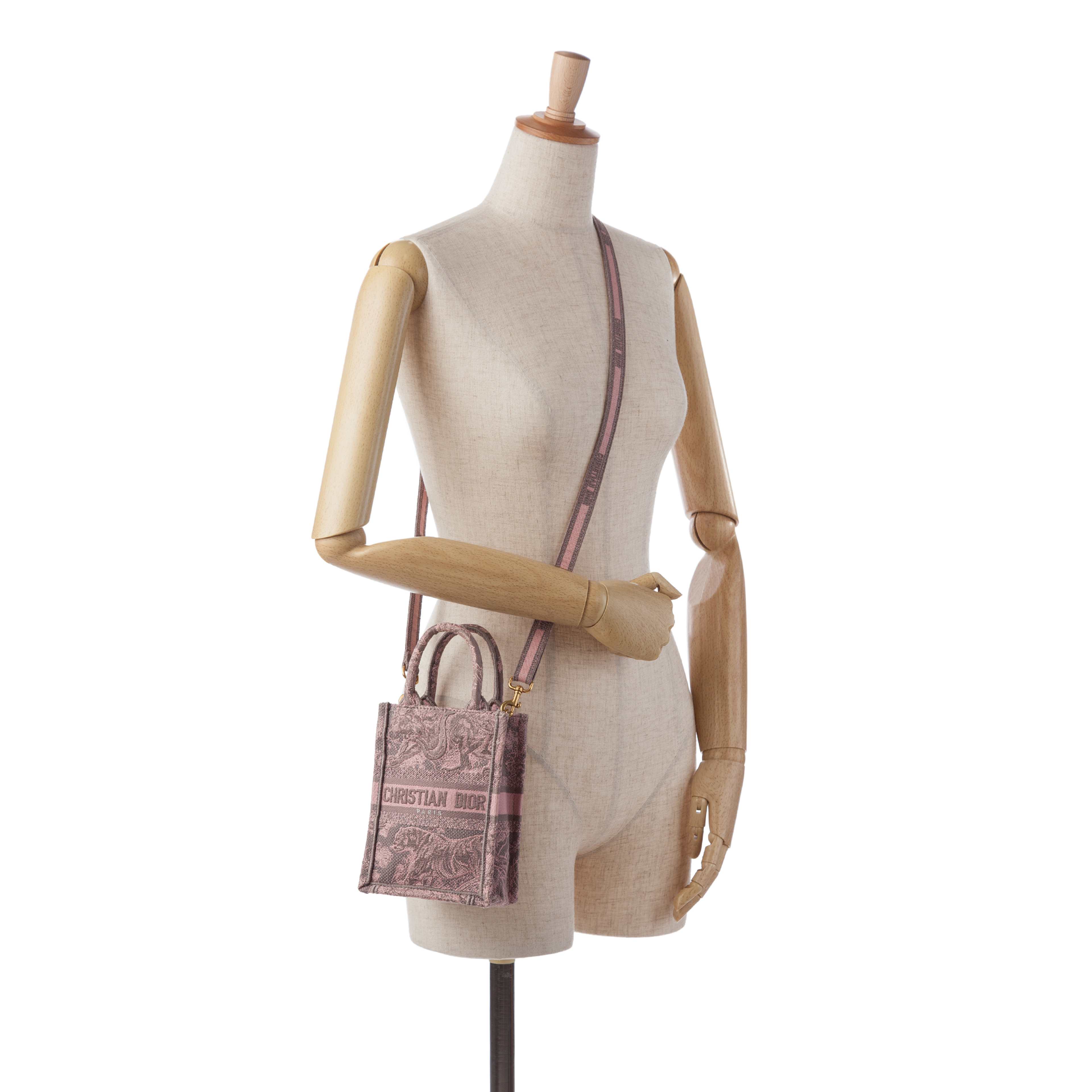 Dior Mini Toile De Jouy Vertical Book Tote, från Luxclusif, i färgen rosa. Klicka för att öppna bilden i stort format