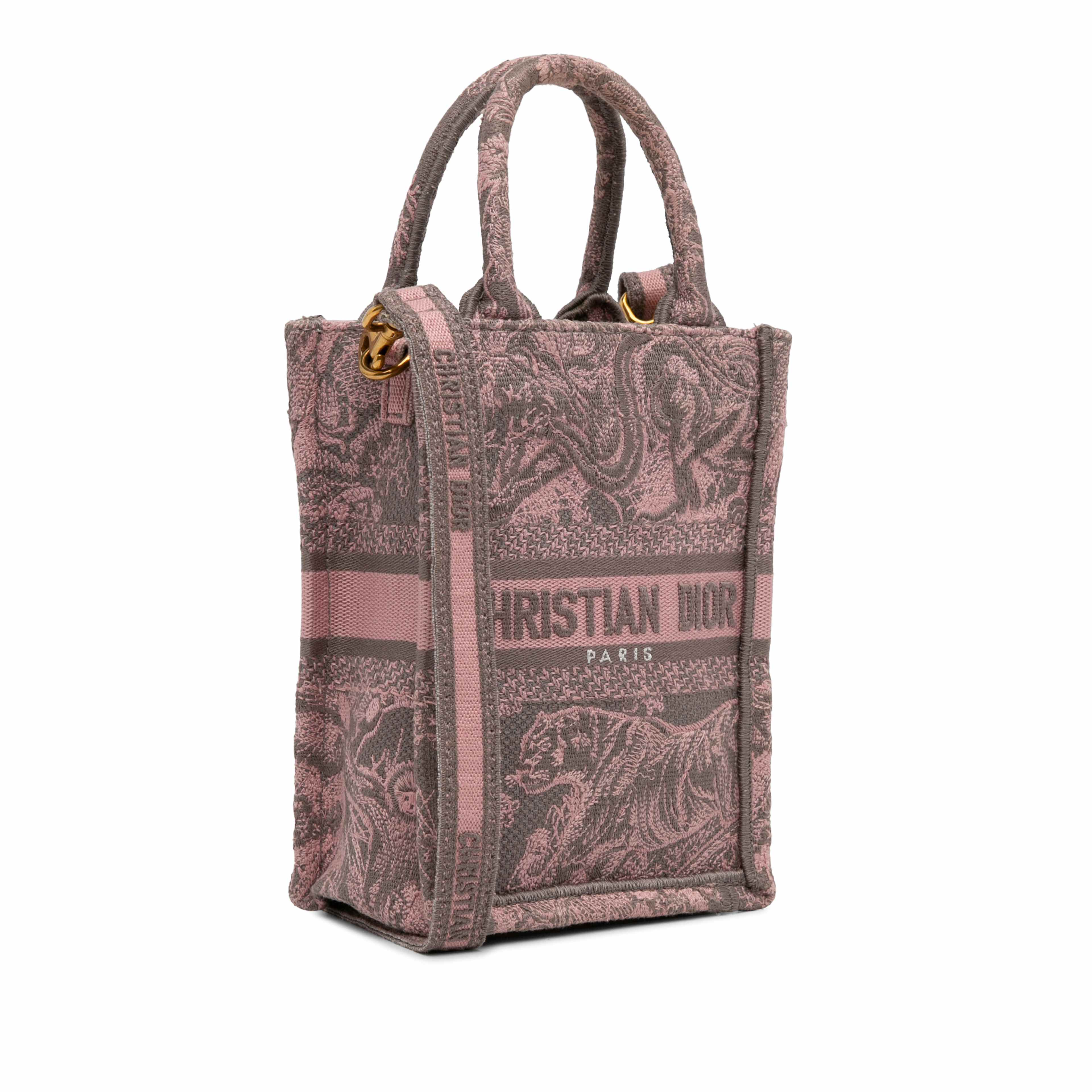 Dior Mini Toile De Jouy Vertical Book Tote, från Luxclusif, i färgen rosa. Klicka för att öppna bilden i stort format