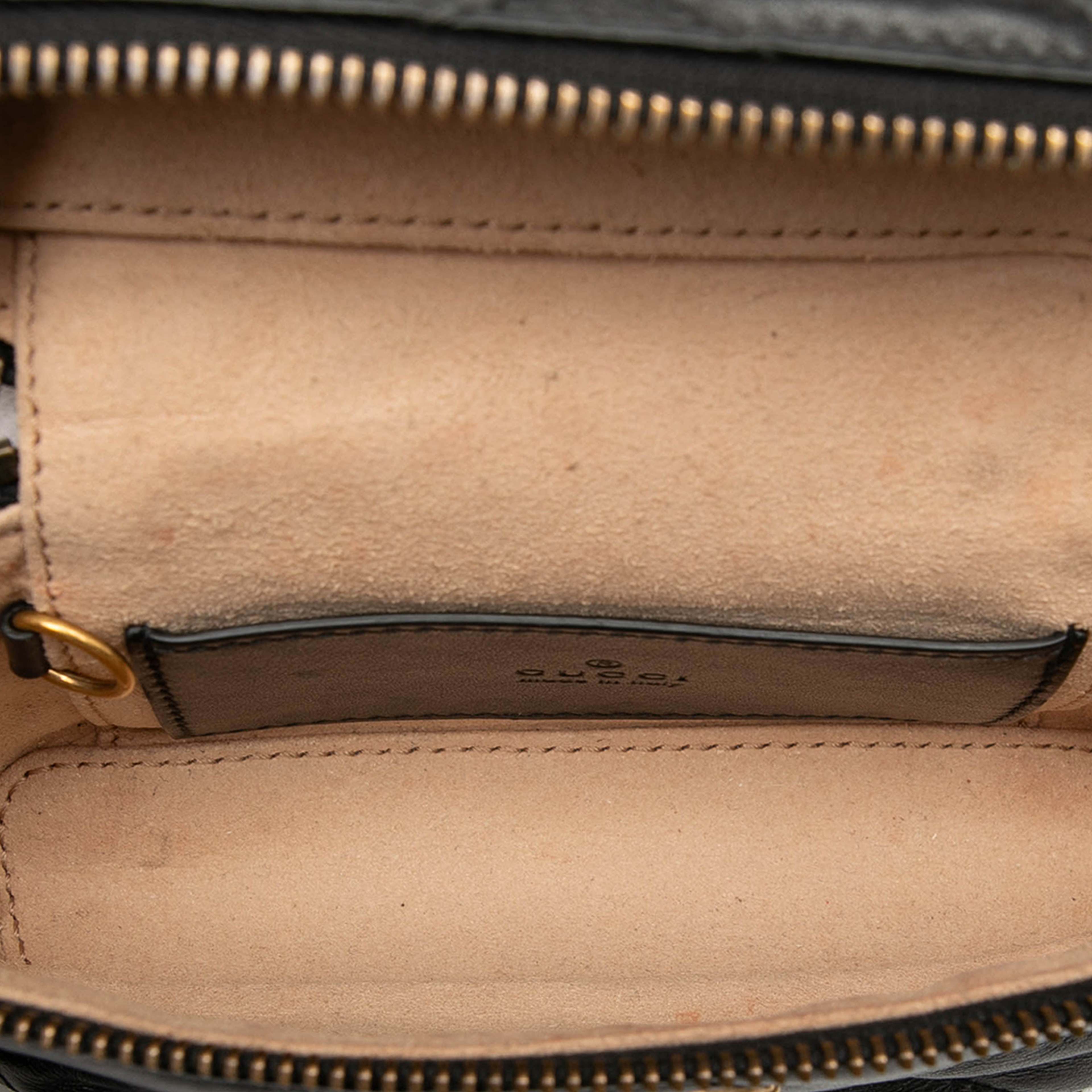 Gucci Mini Gg Marmont Matelasse Leather Top Handle, från Luxclusif, i färgen black. Klicka för att öppna bilden i stort format