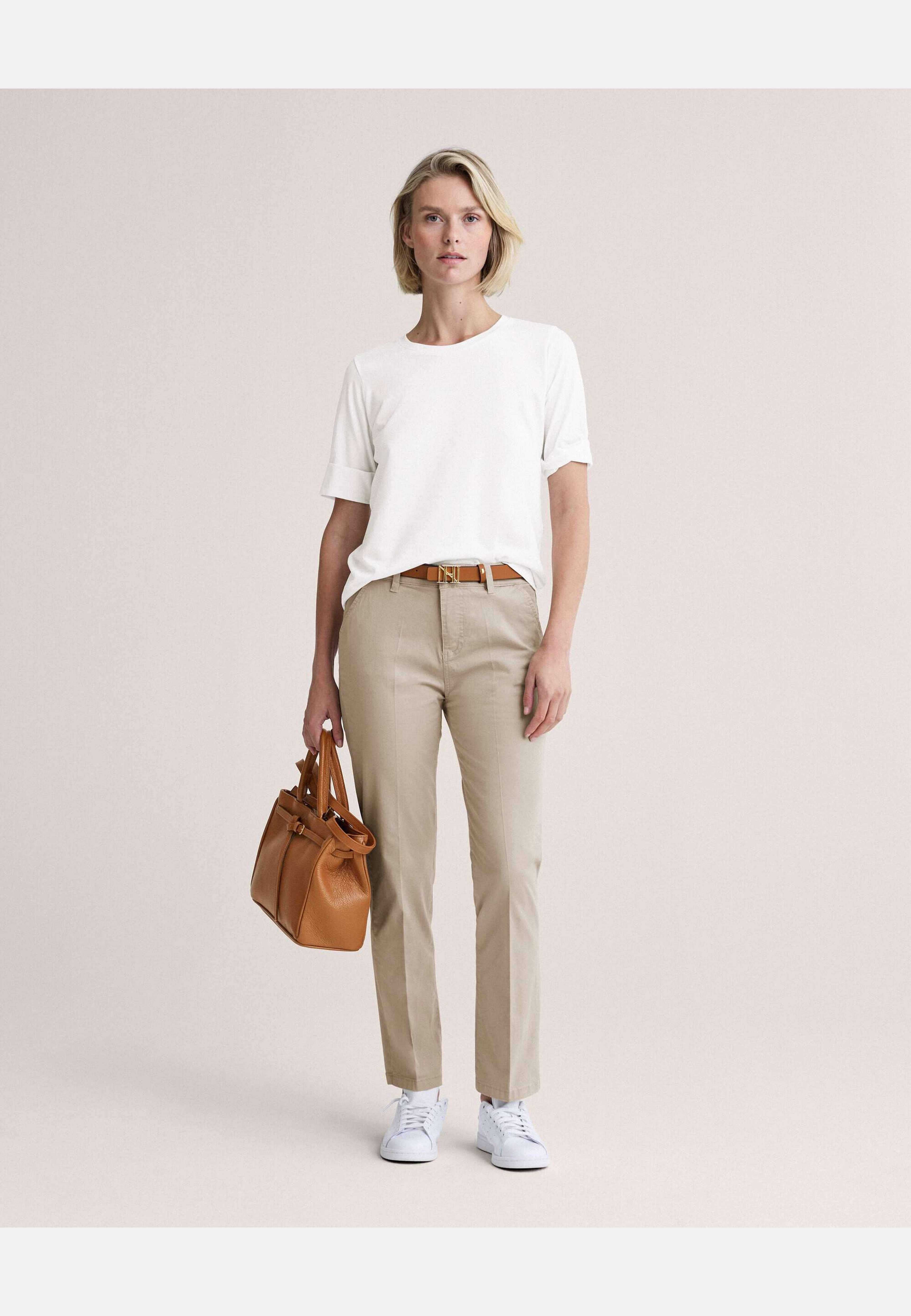 Caroline Chinos, från Newhouse, i färgen american khaki. Klicka för att öppna bilden i stort format