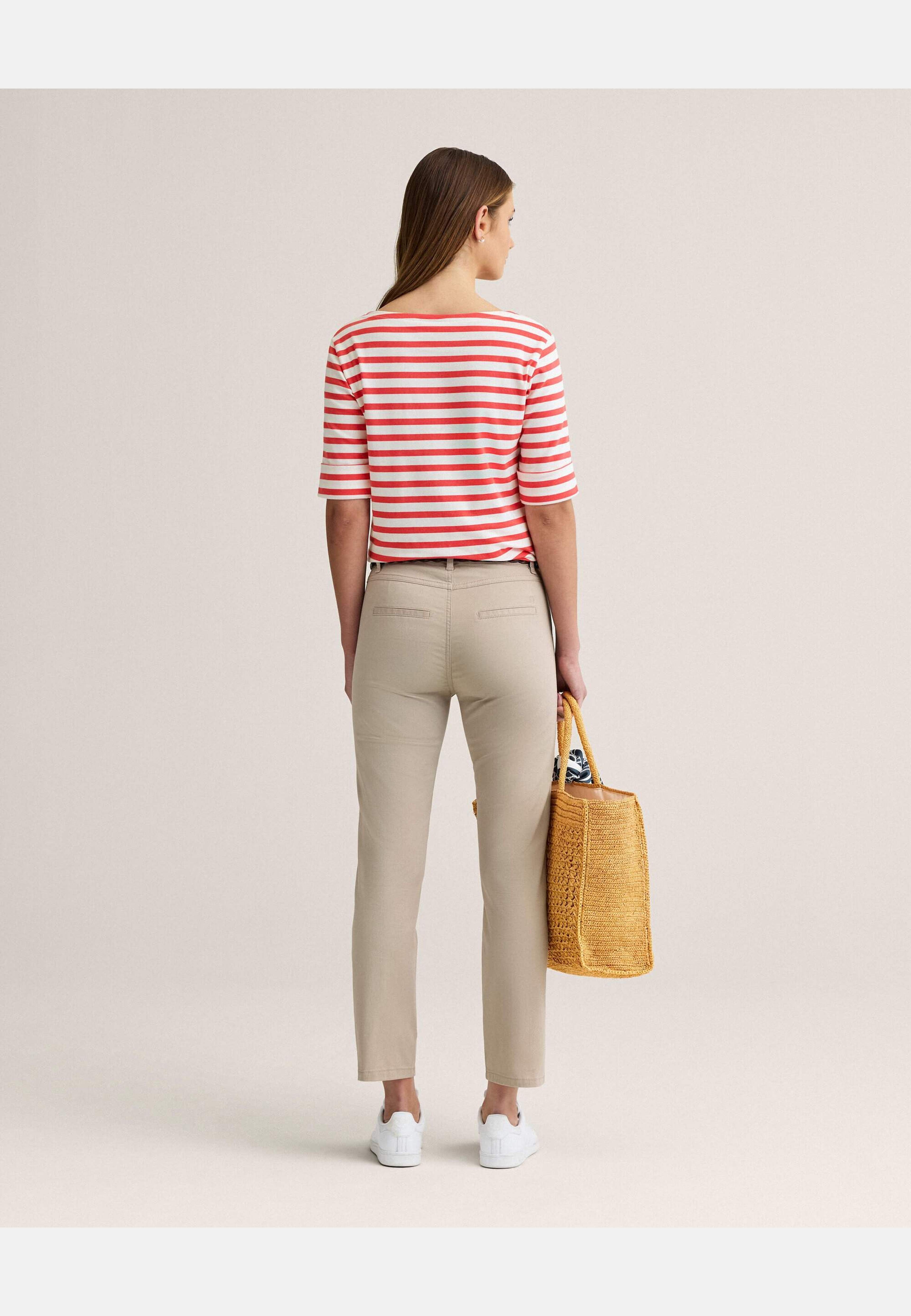 Caroline Chinos, från Newhouse, i färgen american khaki. Klicka för att öppna bilden i stort format