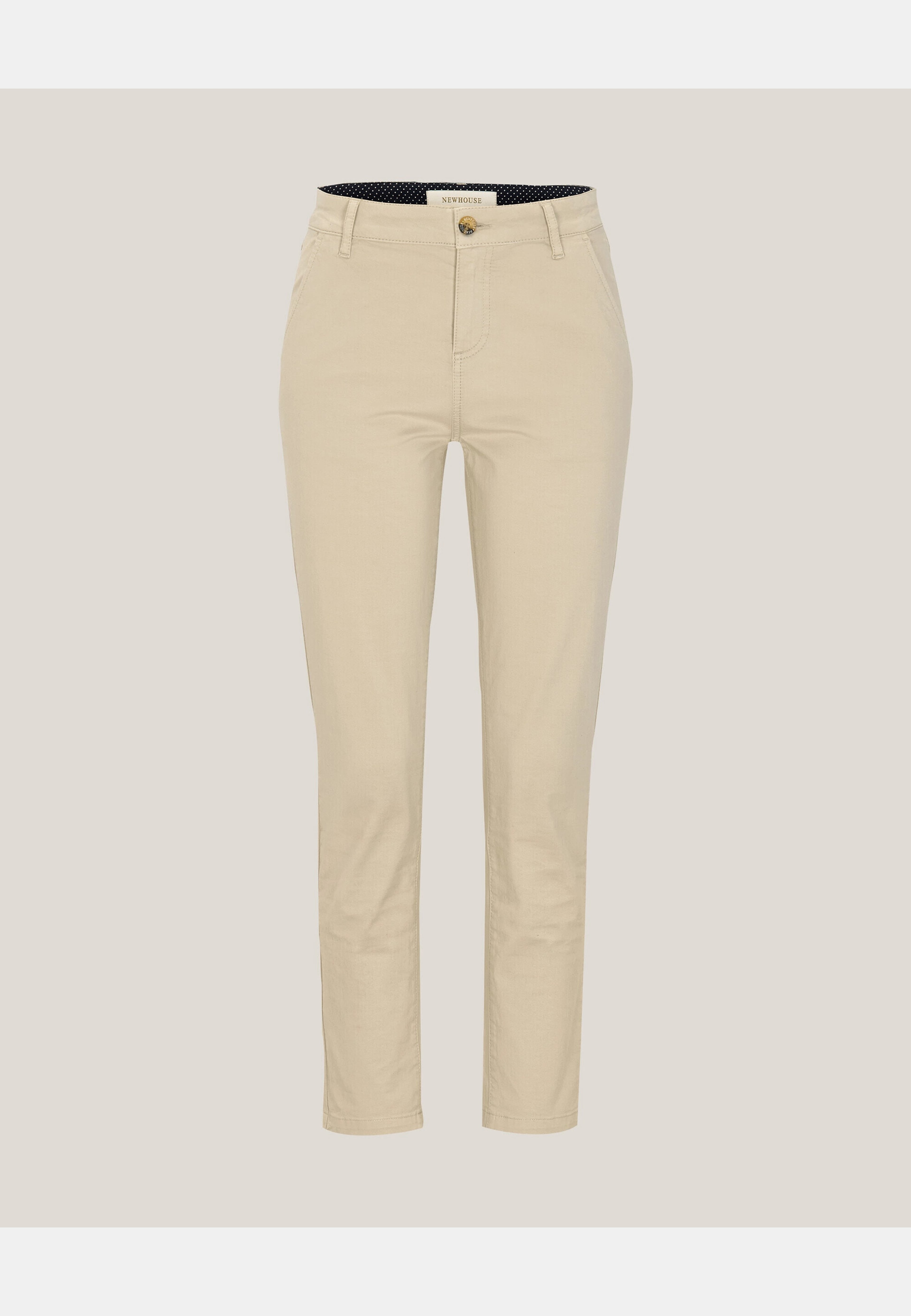 Caroline Chinos, från Newhouse, i färgen american khaki. Klicka för att öppna bilden i stort format