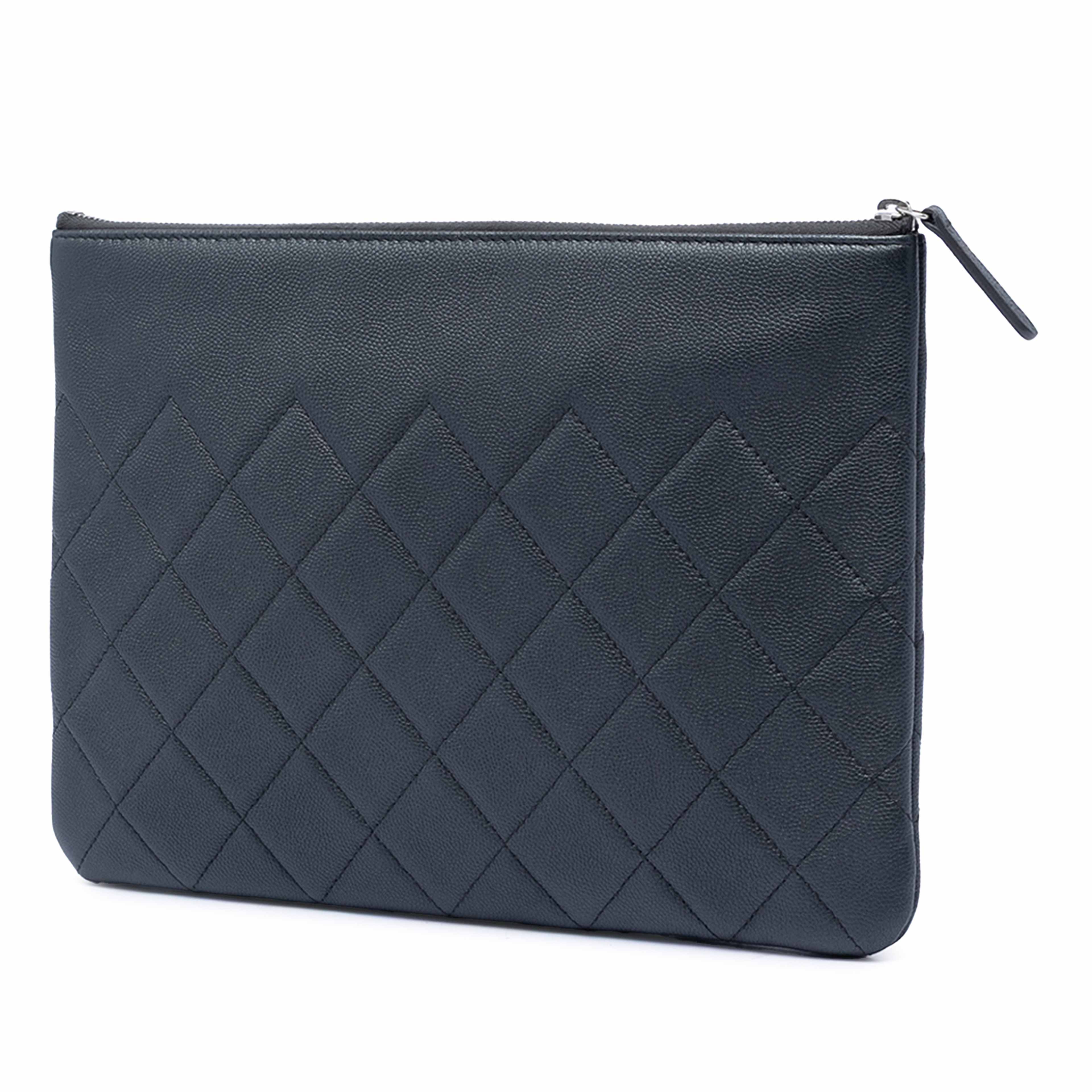 Chanel Medium Cc Quilted Caviar O Case Clutch, från Luxclusif, i färgen black. Klicka för att öppna bilden i stort format