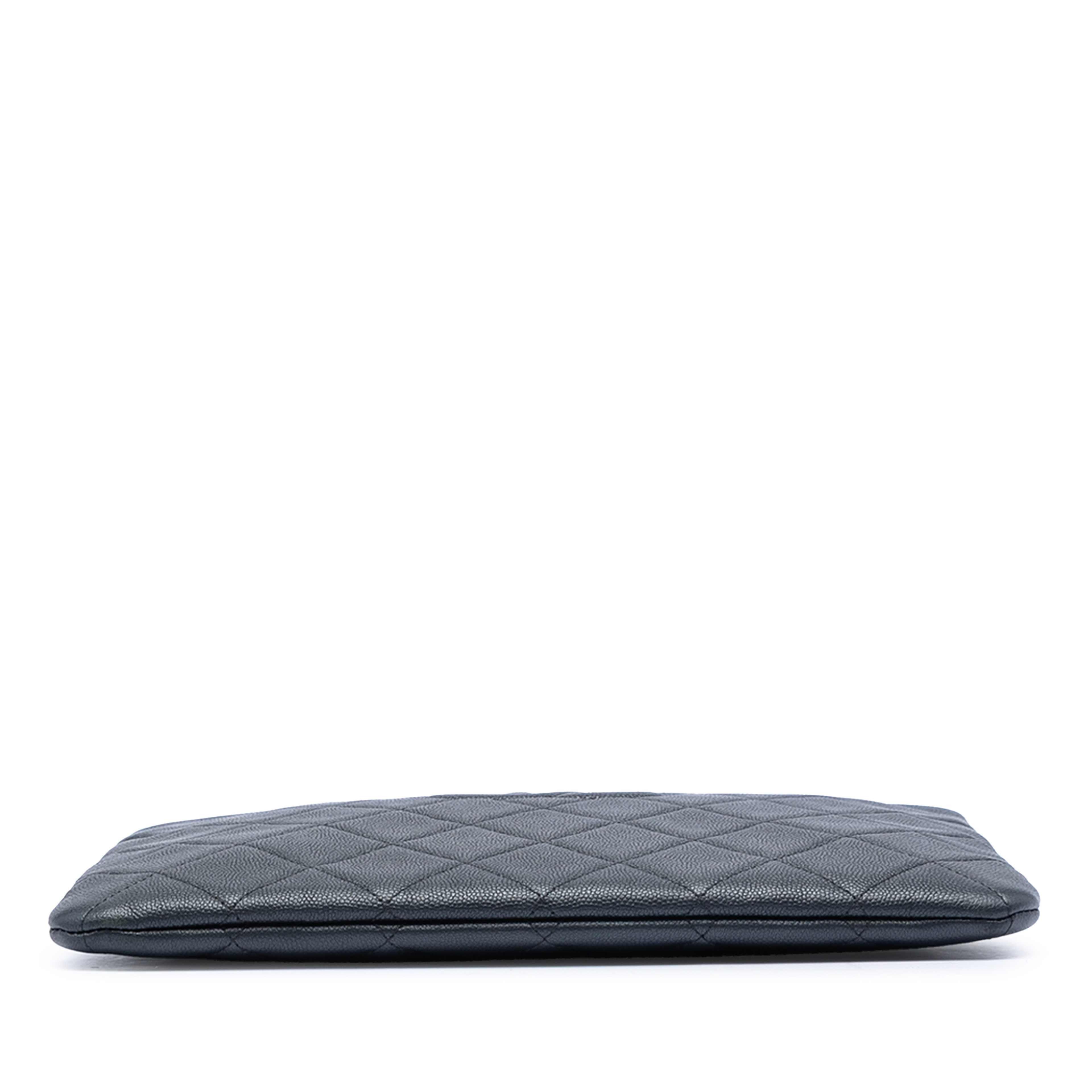 Chanel Medium Cc Quilted Caviar O Case Clutch, från Luxclusif, i färgen black. Klicka för att öppna bilden i stort format