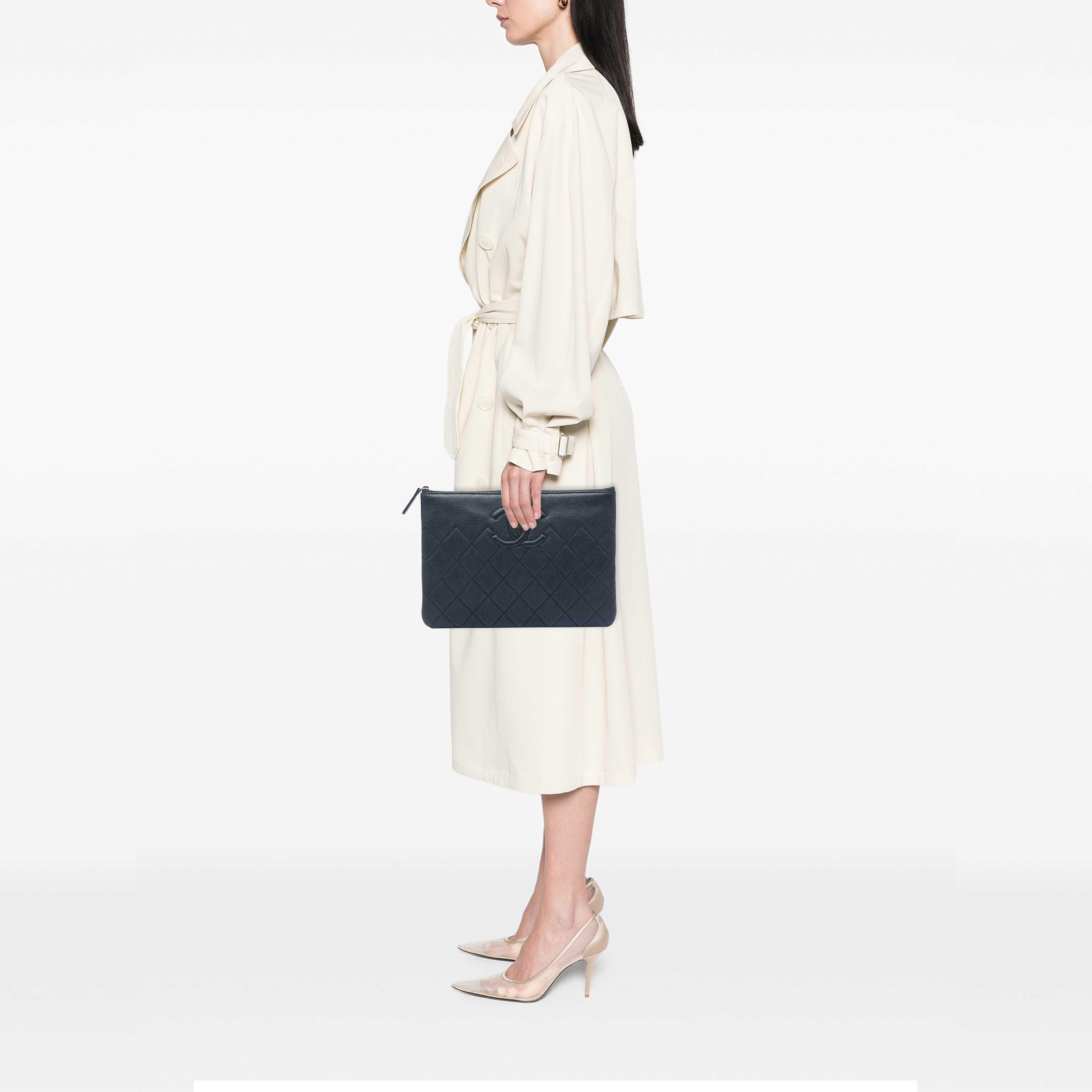 Chanel Medium Cc Quilted Caviar O Case Clutch, från Luxclusif, i färgen svart. Klicka för att öppna bilden i stort format