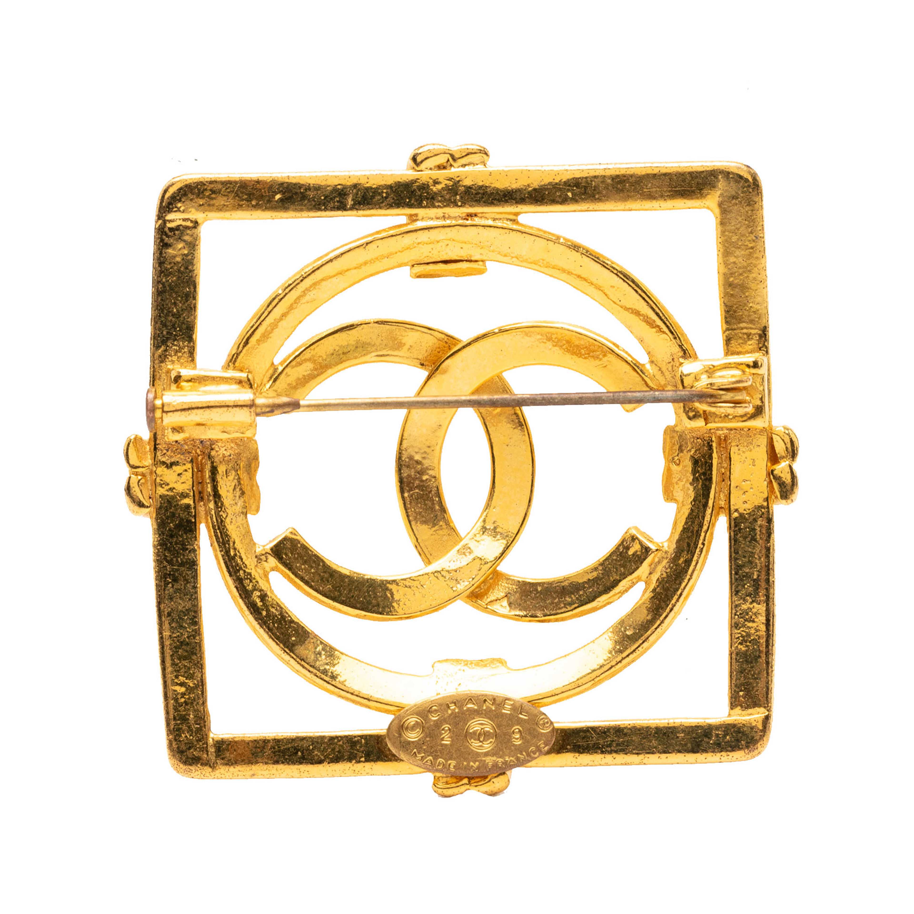Chanel Cc Gold Plated Square Brooch, från Luxclusif, i färgen gold. Klicka för att öppna bilden i stort format
