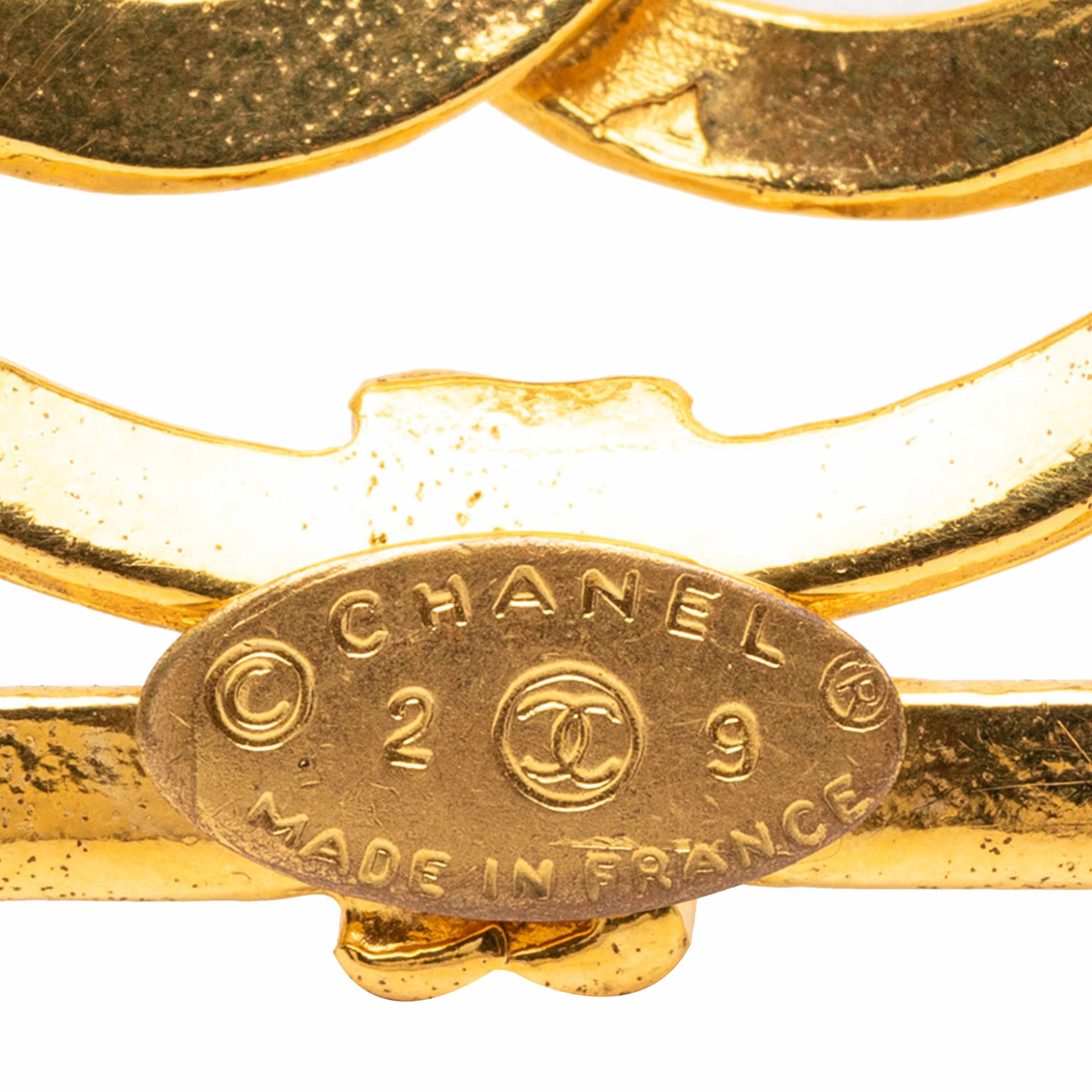 Chanel Cc Gold Plated Square Brooch, från Luxclusif, i färgen gold. Klicka för att öppna bilden i stort format