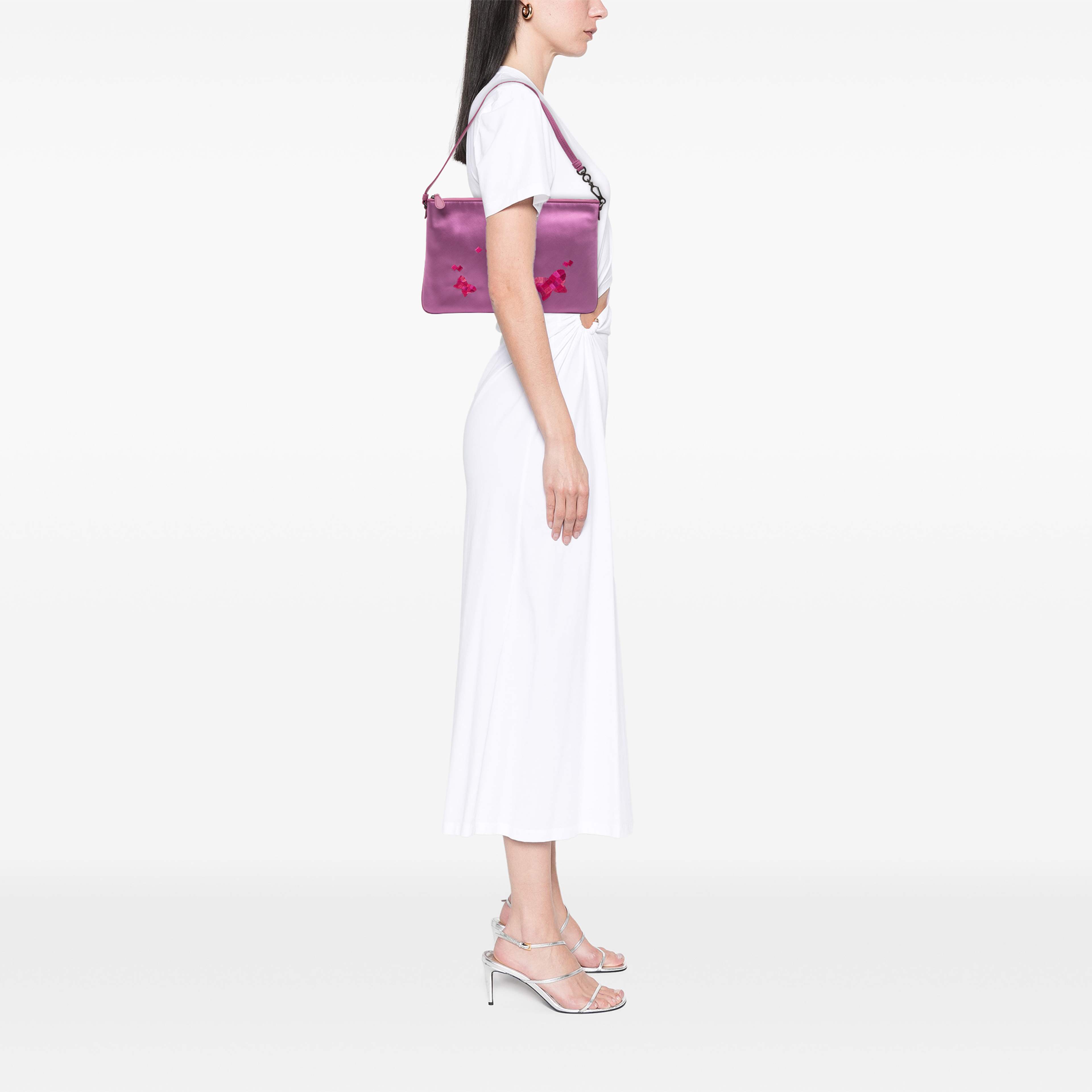 Bottega Veneta Satin Embroidered Butterflies Shoulder Bag, från Luxclusif, i färgen purpur. Klicka för att öppna bilden i stort format