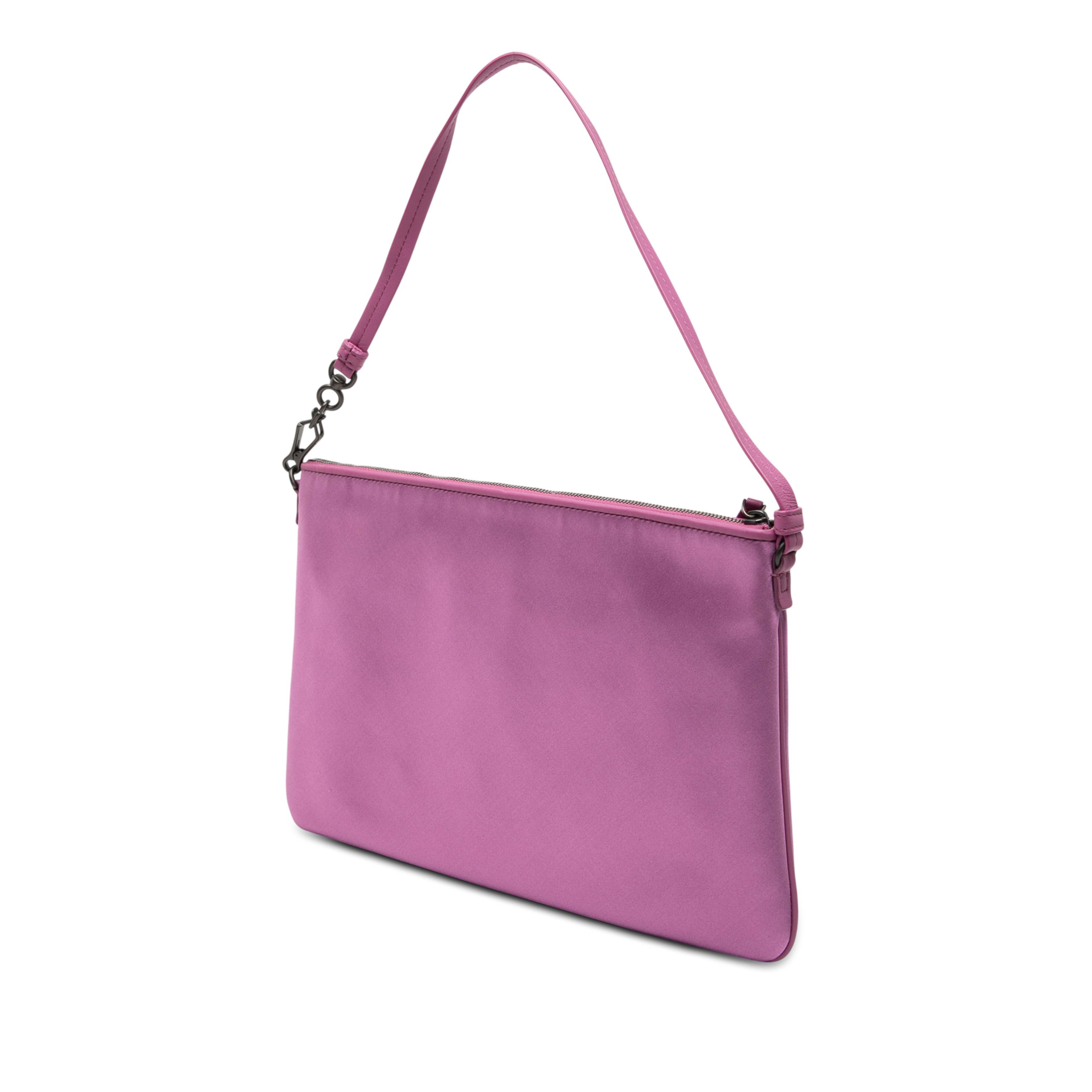 Bottega Veneta Satin Embroidered Butterflies Shoulder Bag, från Luxclusif, i färgen magenta. Klicka för att öppna bilden i stort format