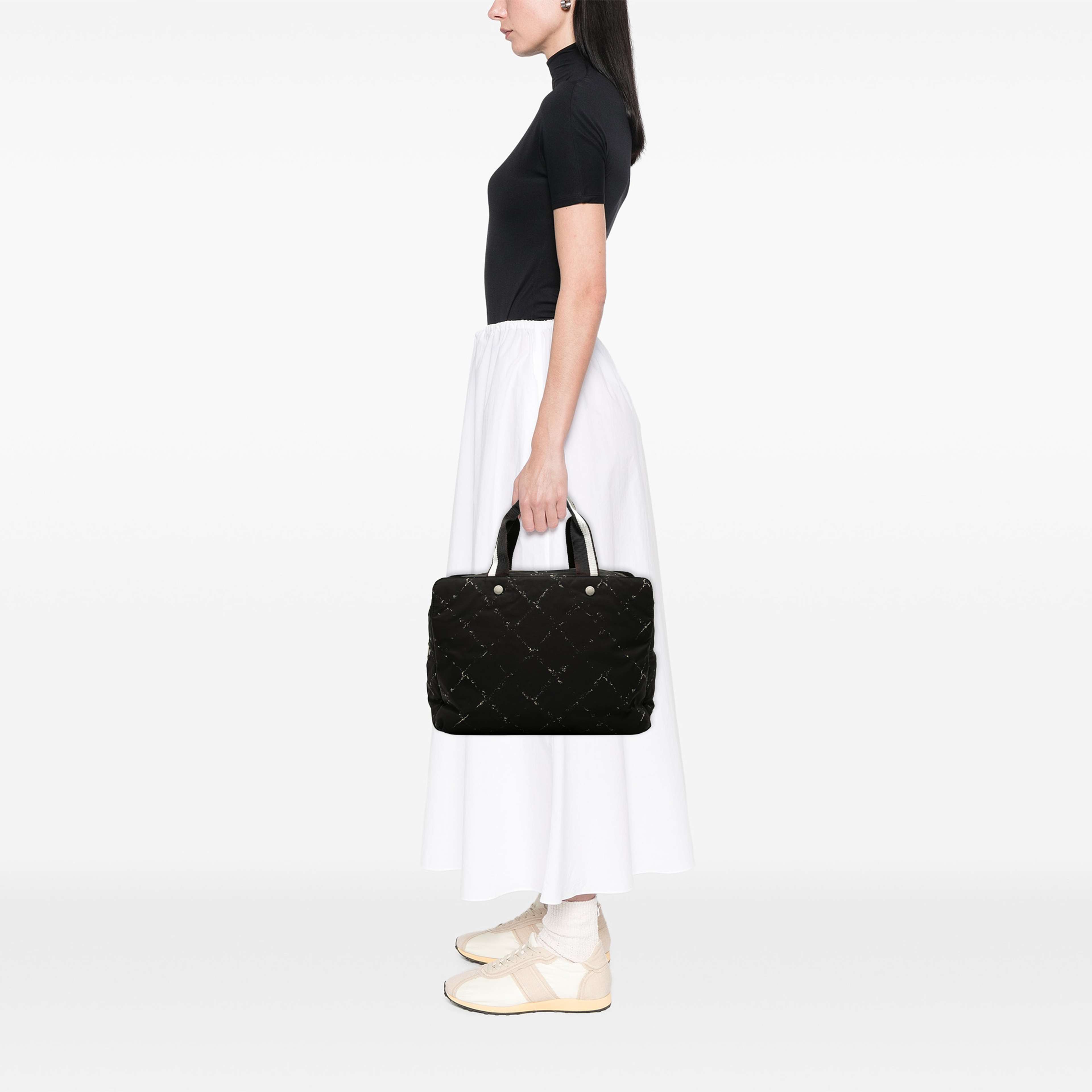 Chanel Old Travel Line Nylon Handbag, från Luxclusif, i färgen svart. Klicka för att öppna bilden i stort format