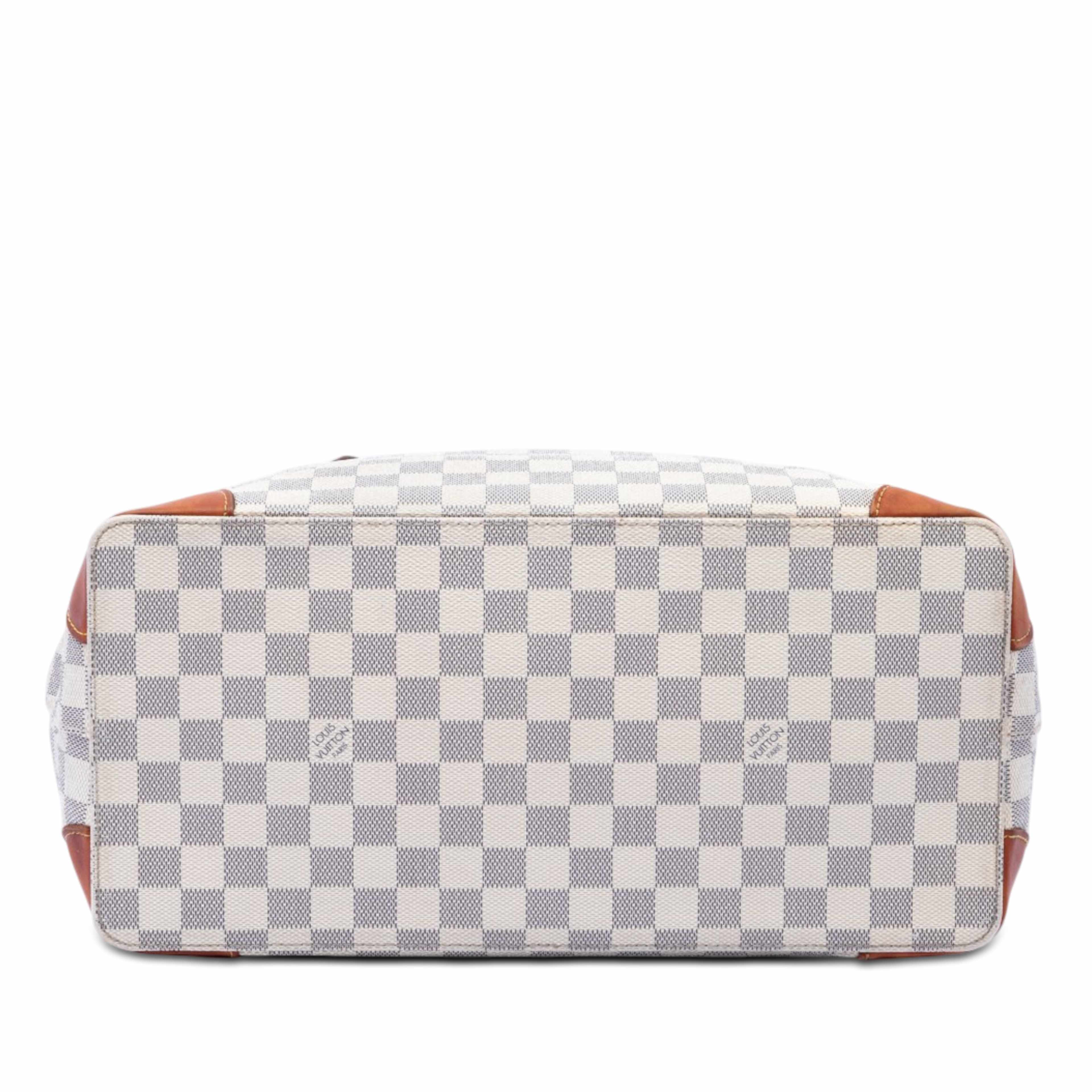 Louis Vuitton Damier Azur Hampstead Mm, från Luxclusif, i färgen white. Klicka för att öppna bilden i stort format