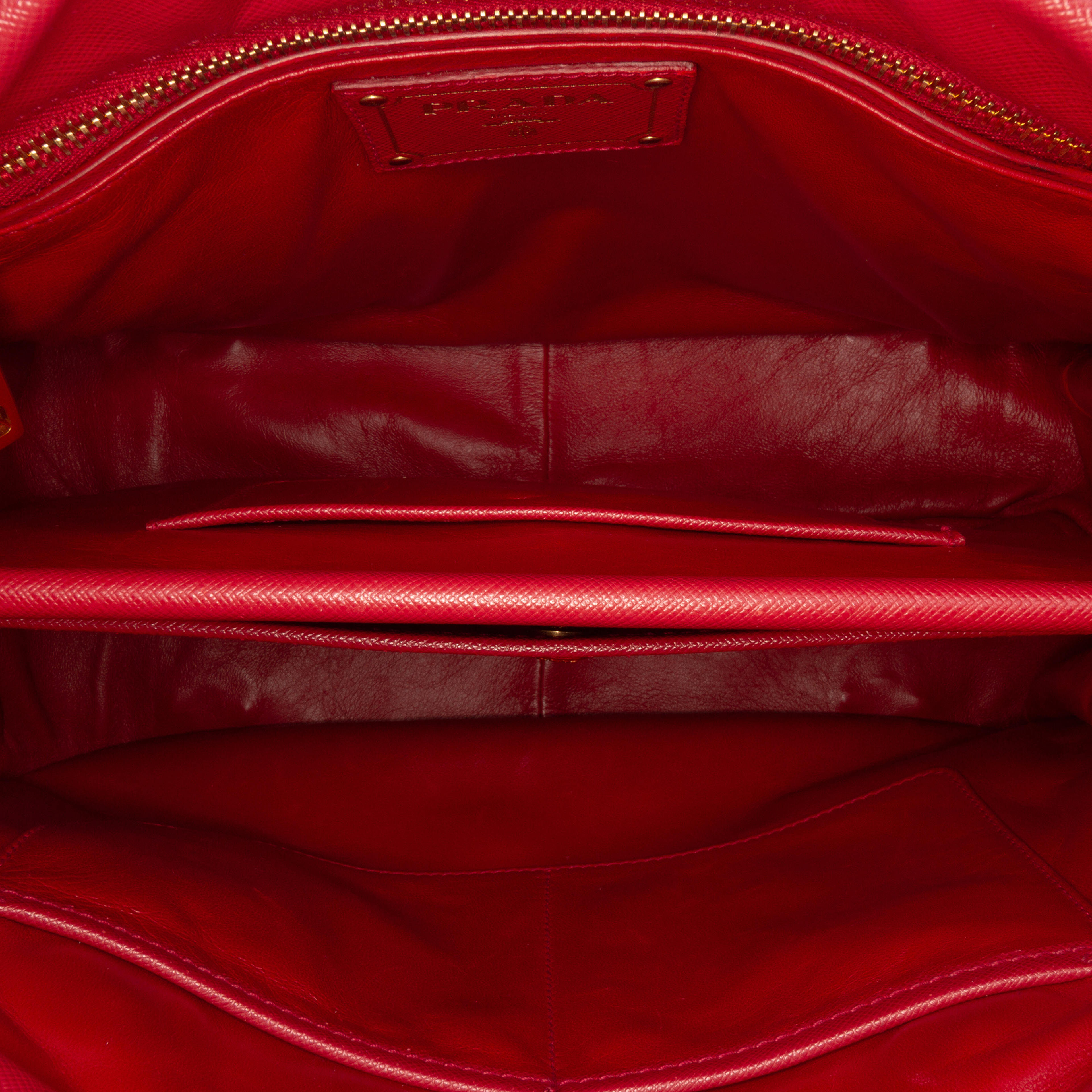 Prada Saffiano Lux Frame Tote, från Luxclusif, i färgen red.