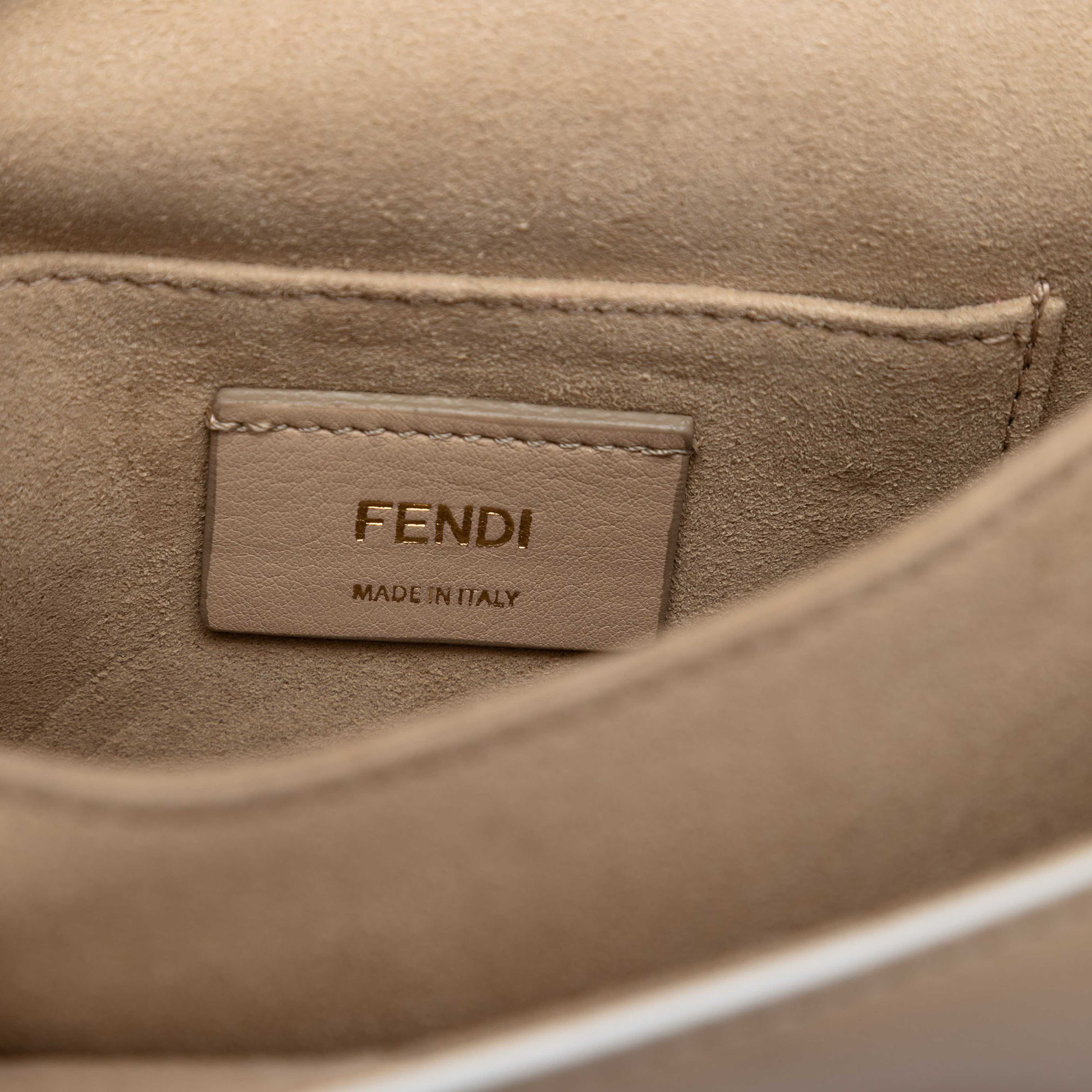 Fendi Mini Scalloped Leather And Studded Floral Kan I Crossbody, från Luxclusif, i färgen beige. Klicka för att öppna bilden i stort format