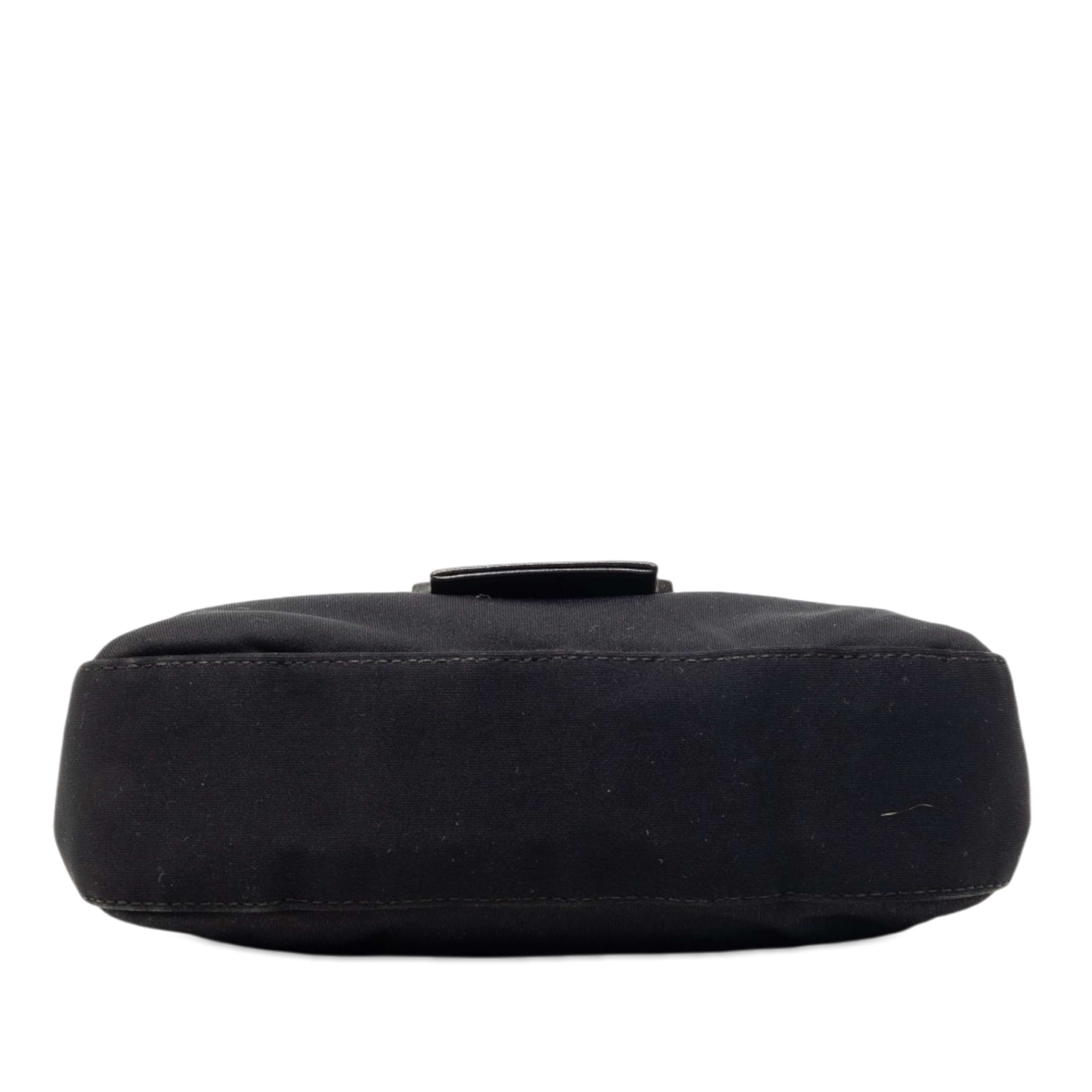 Fendi Cotton Flap Shoulder Bag, från Luxclusif, i färgen black. Klicka för att öppna bilden i stort format