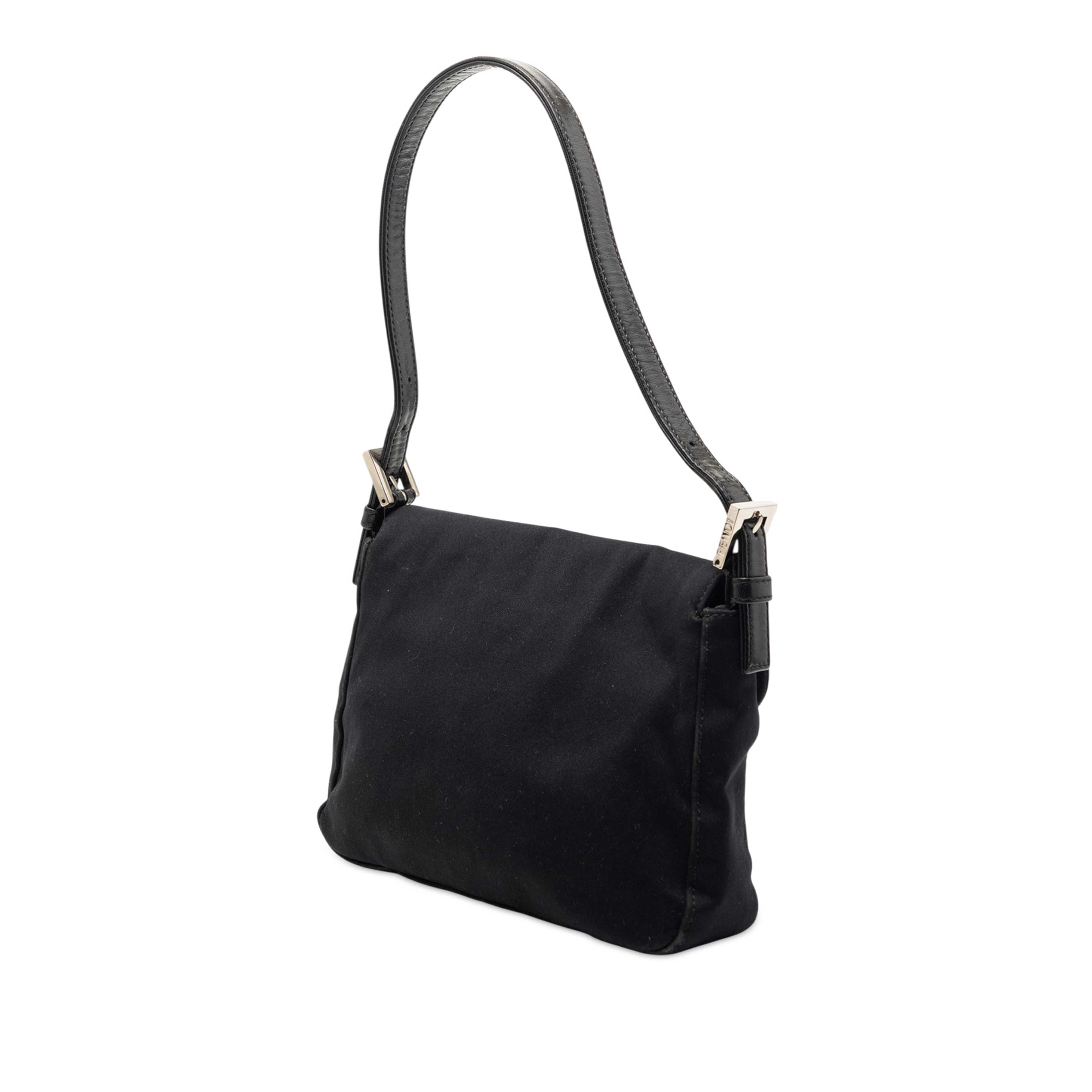 Fendi Cotton Flap Shoulder Bag, från Luxclusif, i färgen black. Klicka för att öppna bilden i stort format