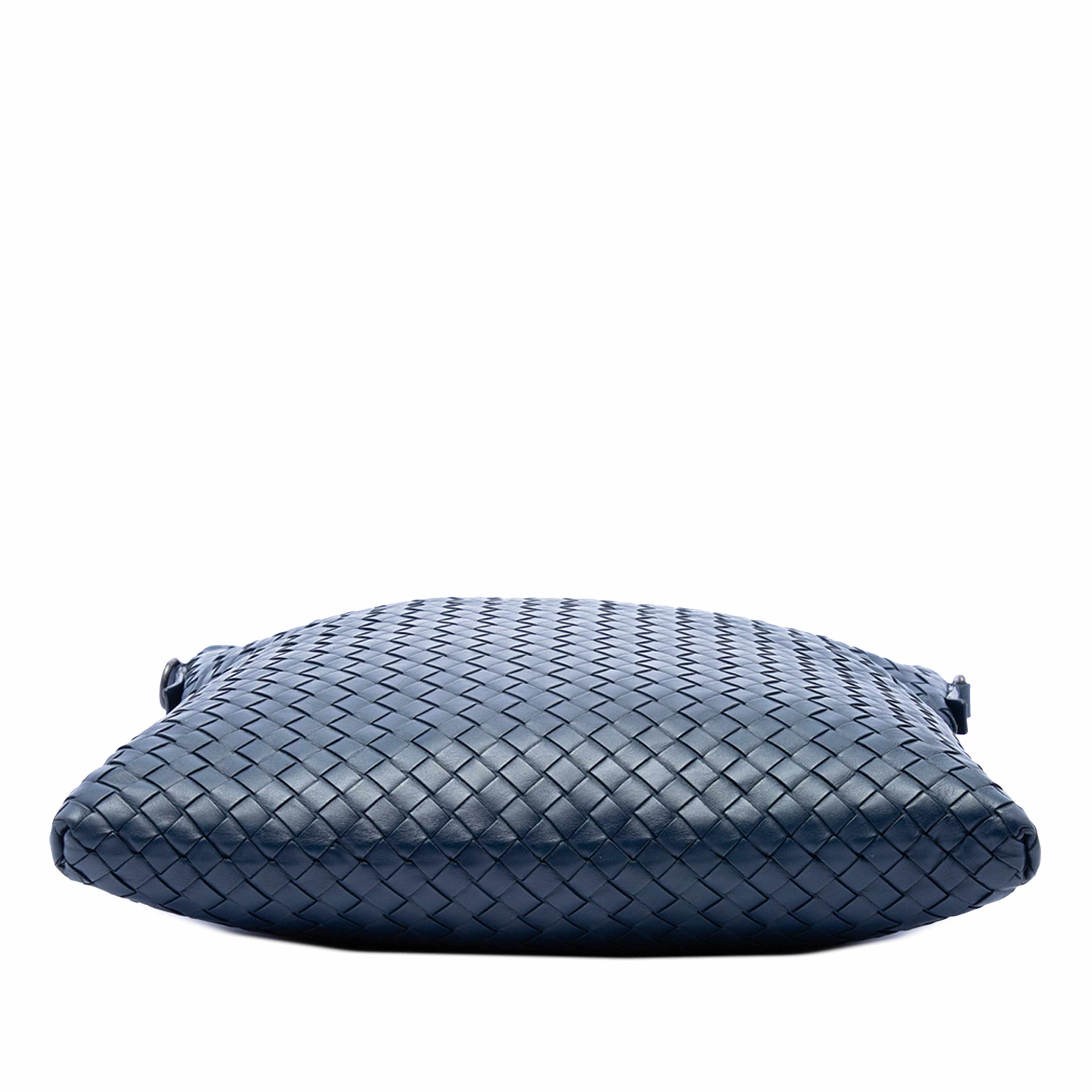 Bottega Veneta Nappa Intrecciato Vn Crossbody, från Luxclusif, i färgen navy. Klicka för att öppna bilden i stort format