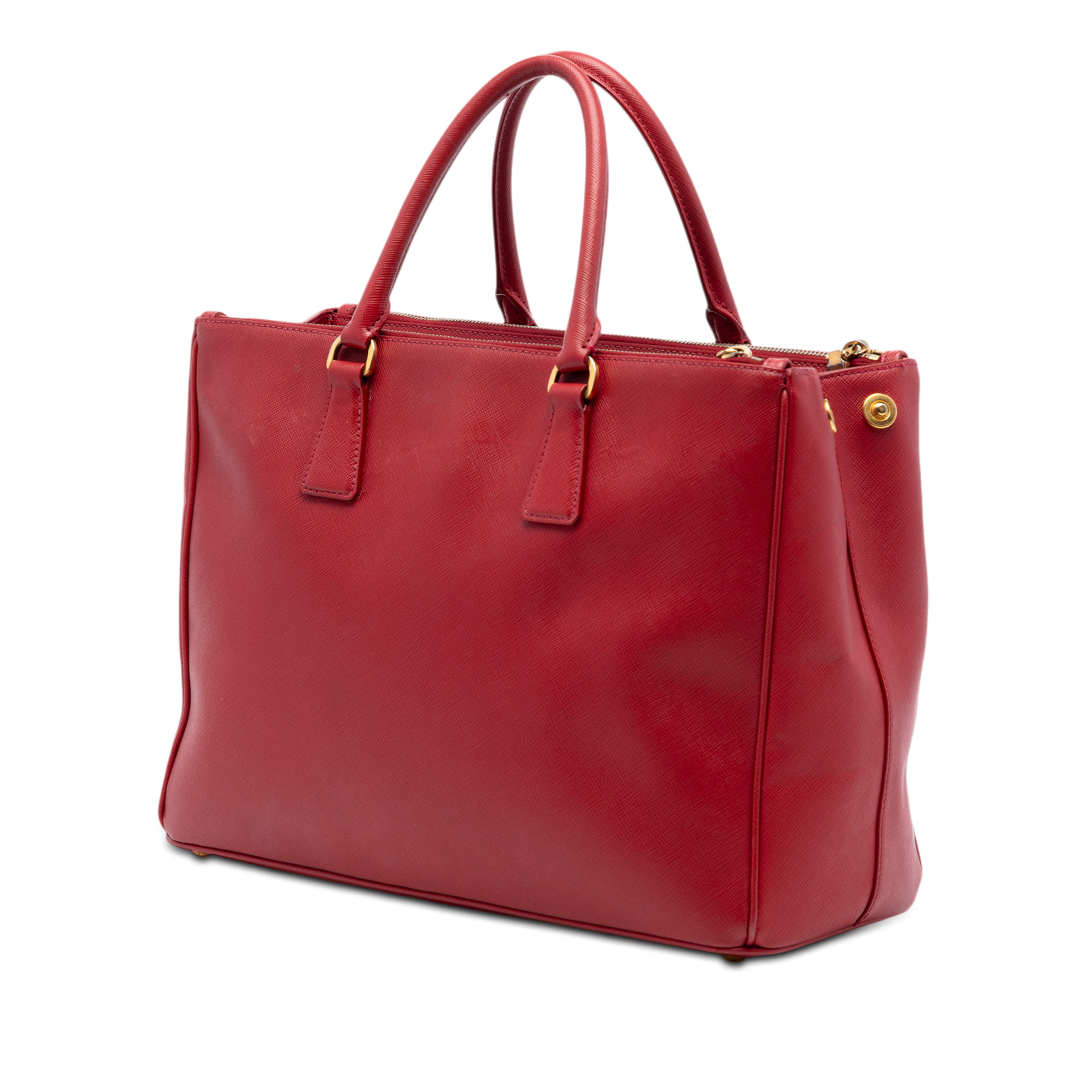 Prada Large Saffiano Lux Galleria Double Zip Satchel, från Luxclusif, i färgen röd. Klicka för att öppna bilden i stort format
