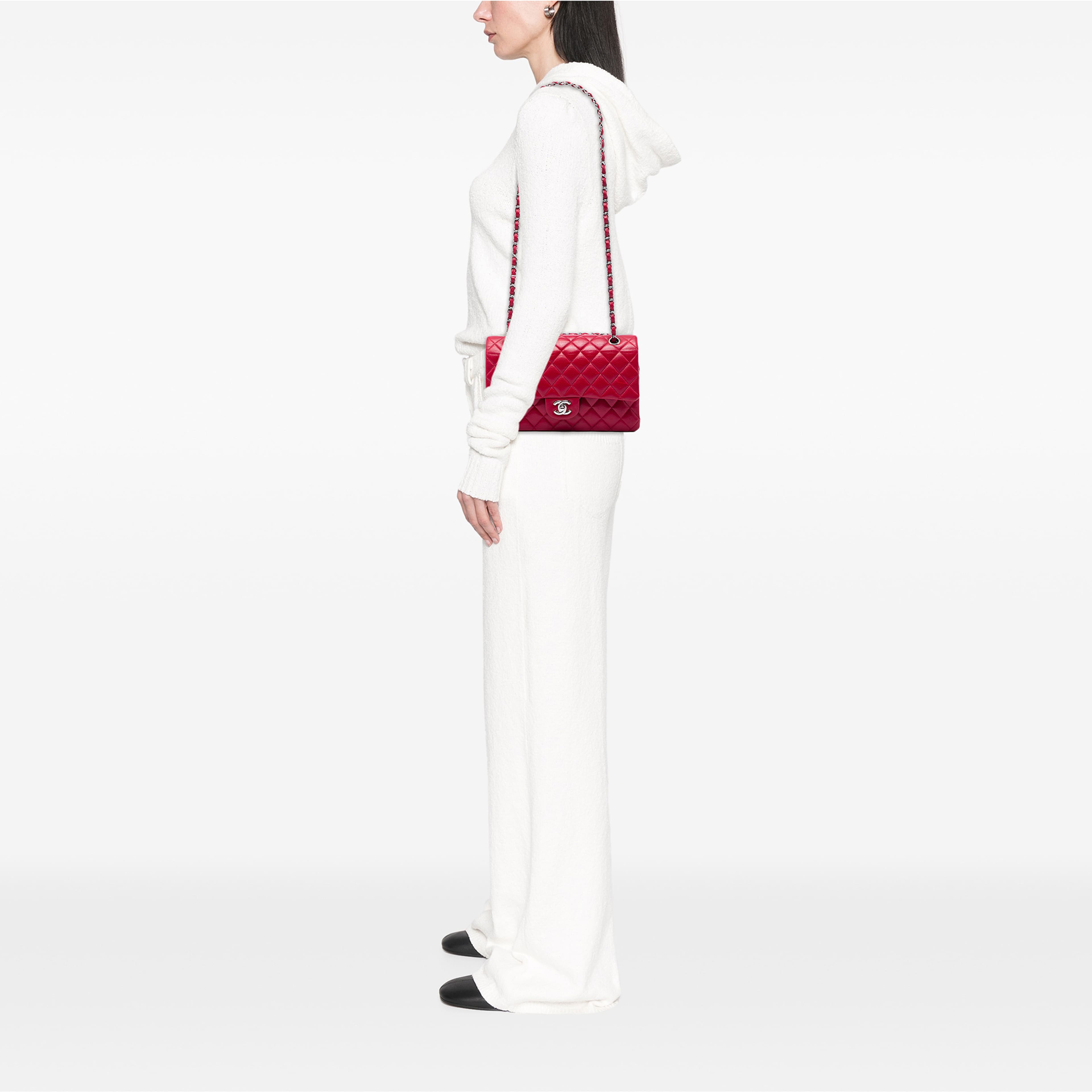 Chanel Medium Classic Caviar Double Flap, från Luxclusif, i färgen röd. Klicka för att öppna bilden i stort format