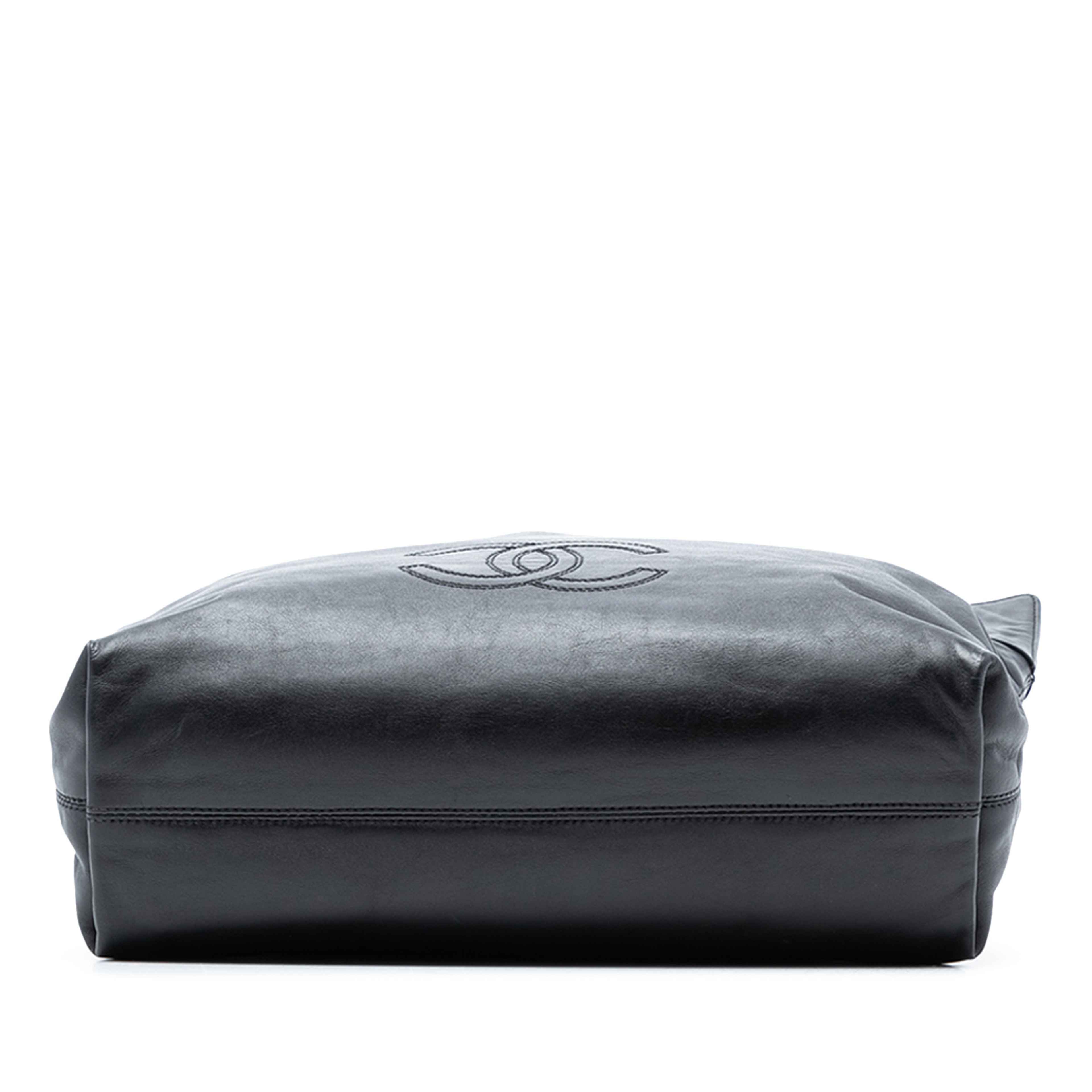 Chanel Cc Lambskin Tote, från Luxclusif, i färgen black. Klicka för att öppna bilden i stort format