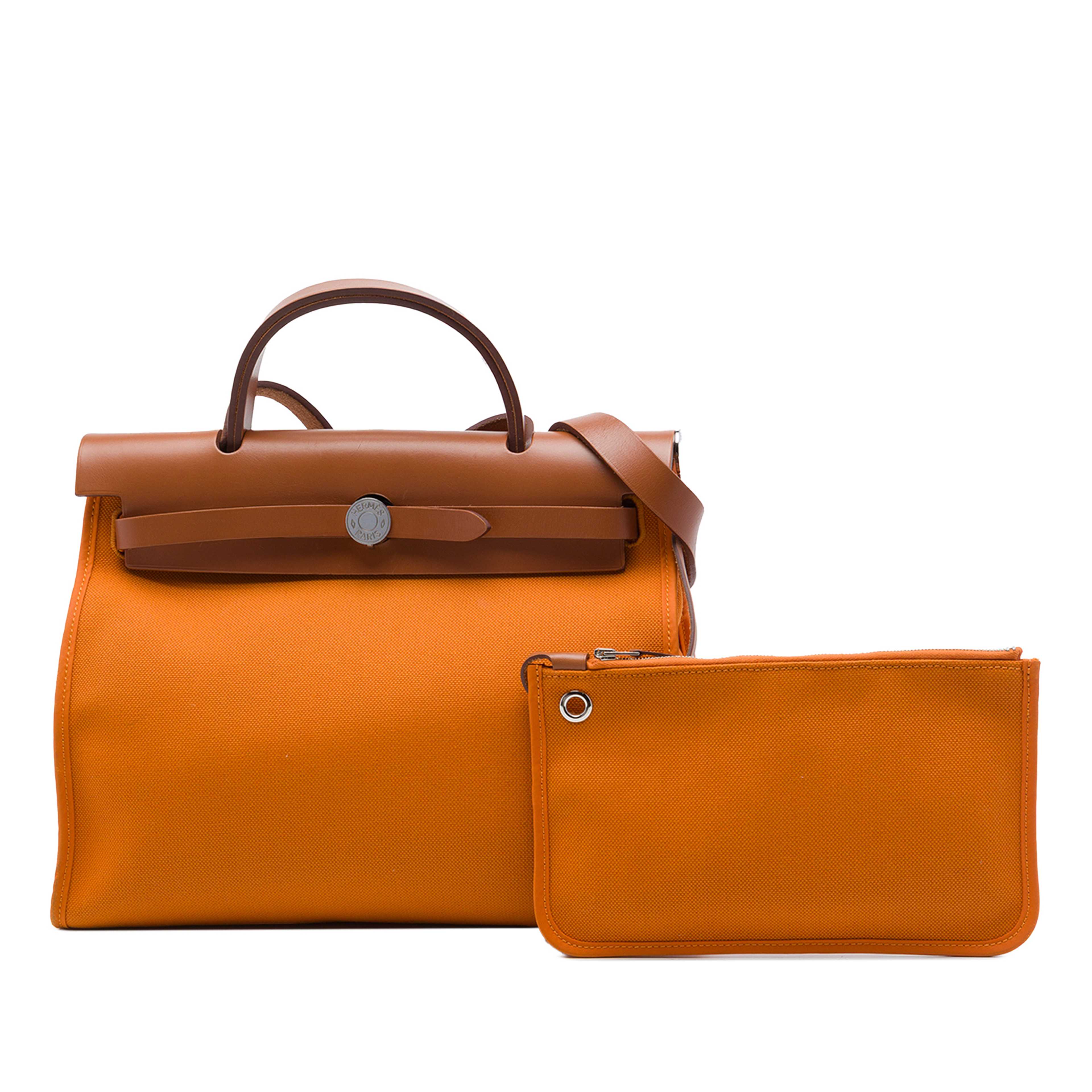 Hermès Toile Herbag Zip 31, från Luxclusif, i färgen orange. Klicka för att öppna bilden i stort format
