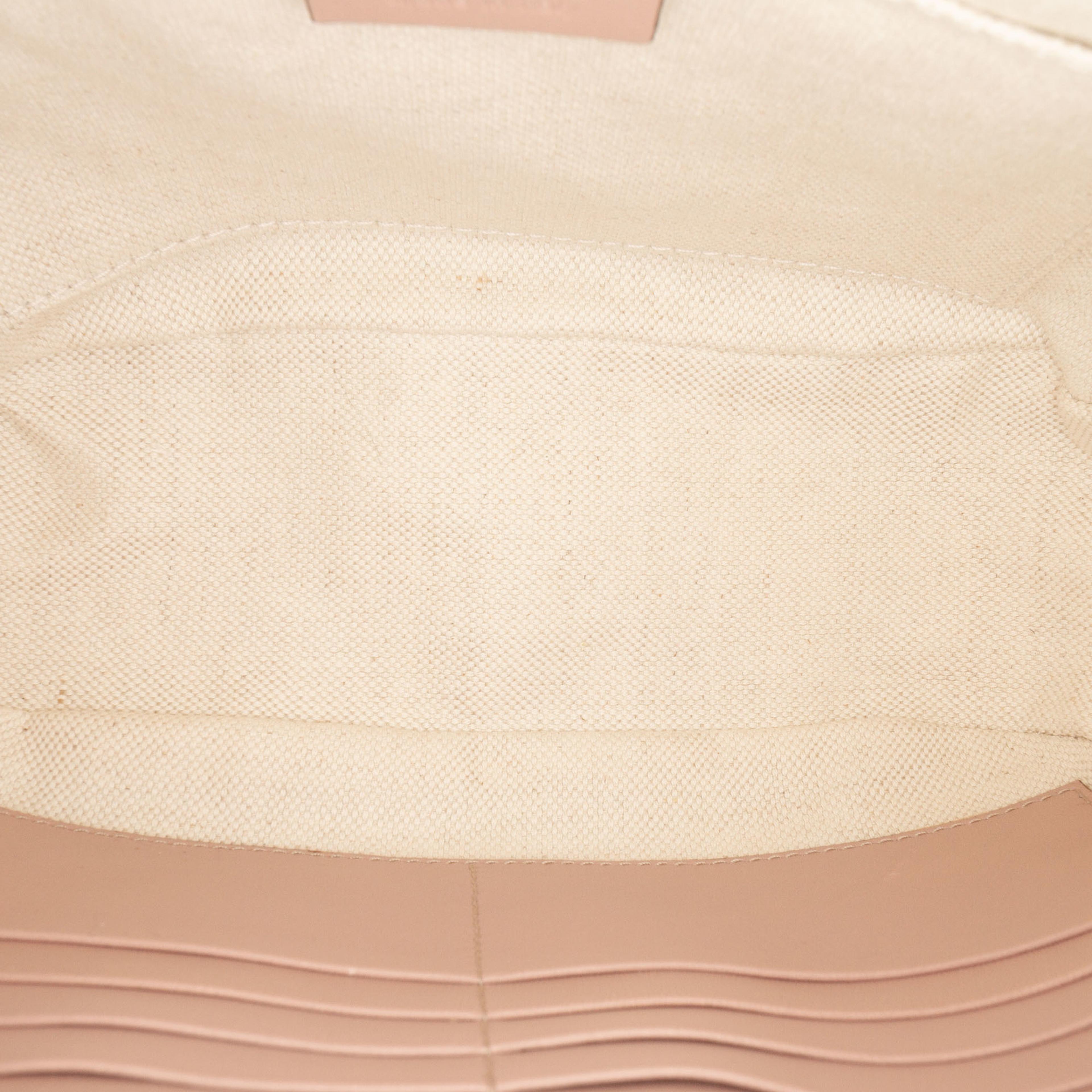 Gucci Guccissima Bree Crossbody, från Luxclusif, i färgen light pink. Klicka för att öppna bilden i stort format