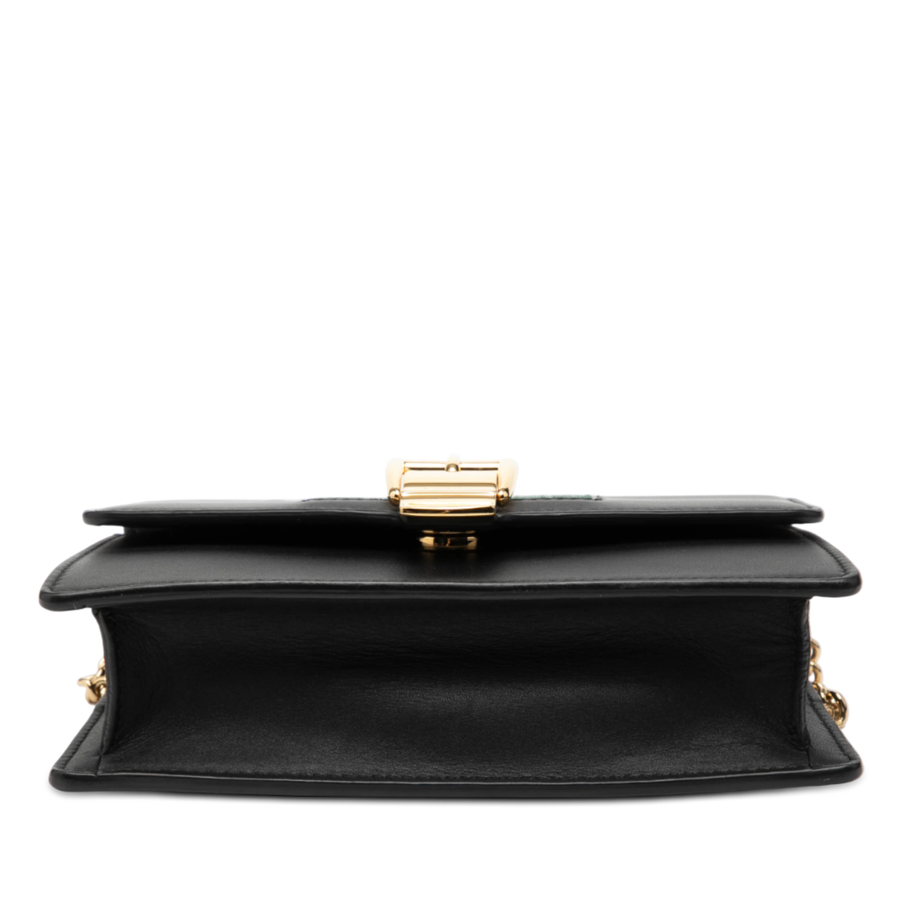 Gucci Super Mini Leather Sylvie Chain Crossbody, från Luxclusif, i färgen black. Klicka för att öppna bilden i stort format