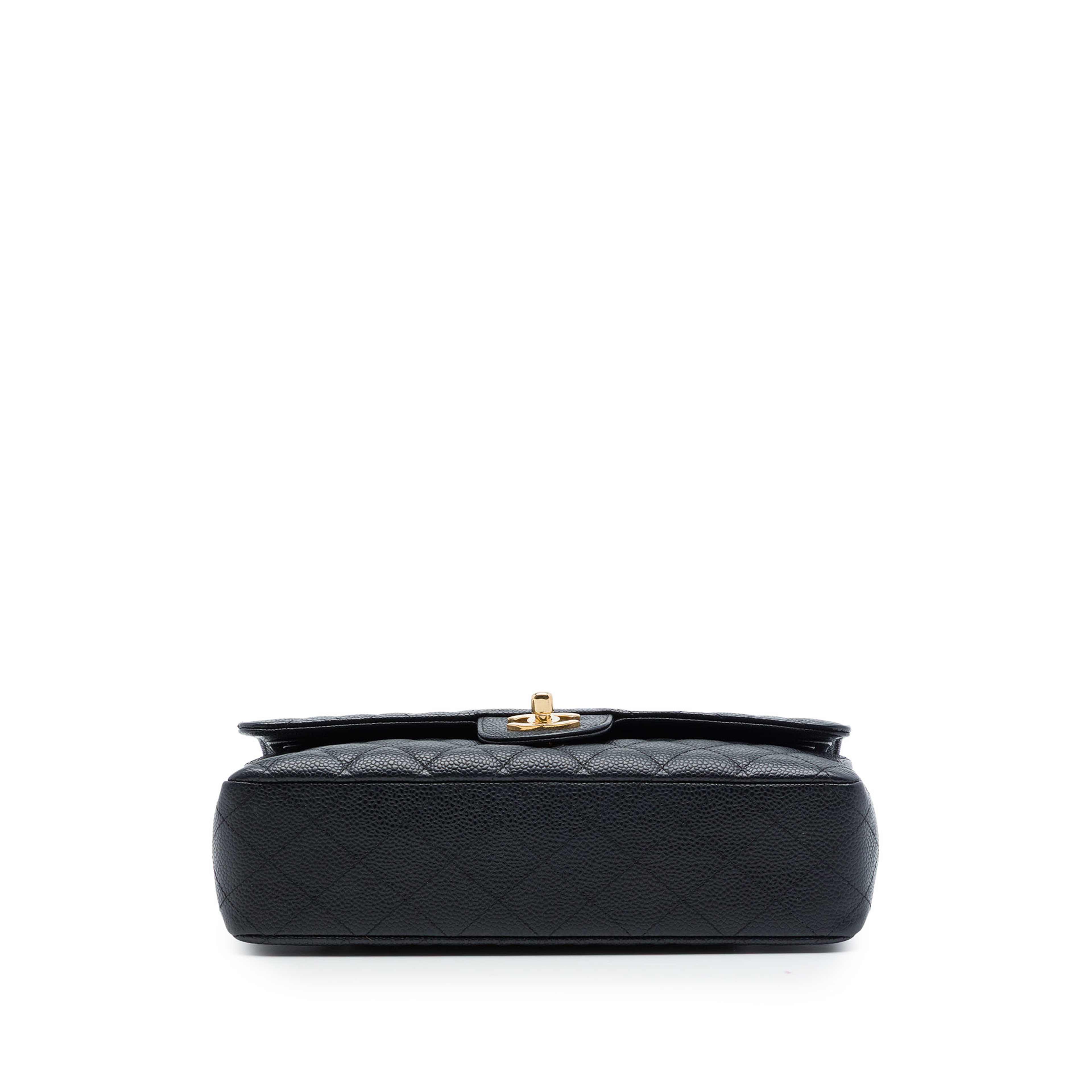 Chanel Medium Classic Caviar Double Flap, från Luxclusif, i färgen svart. Klicka för att öppna bilden i stort format