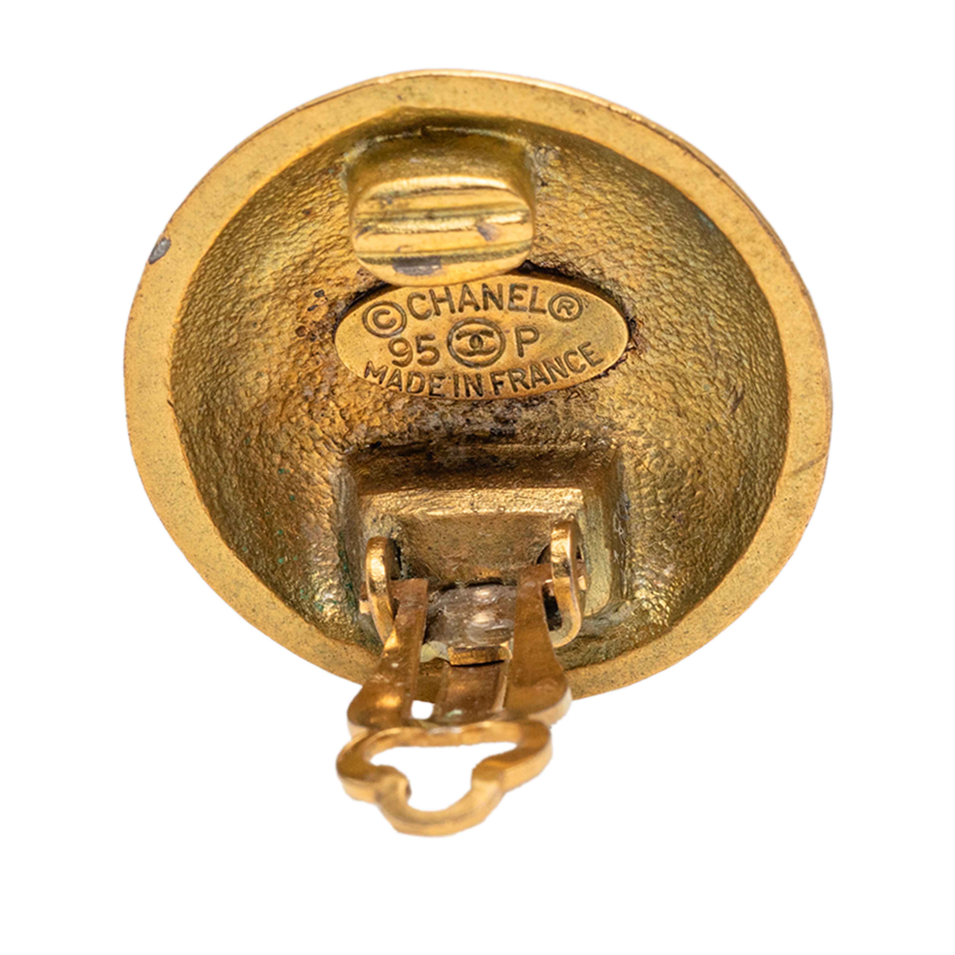 Chanel Cc Gold Plated Round Clip On Earrings, från Luxclusif, i färgen gold. Klicka för att öppna bilden i stort format