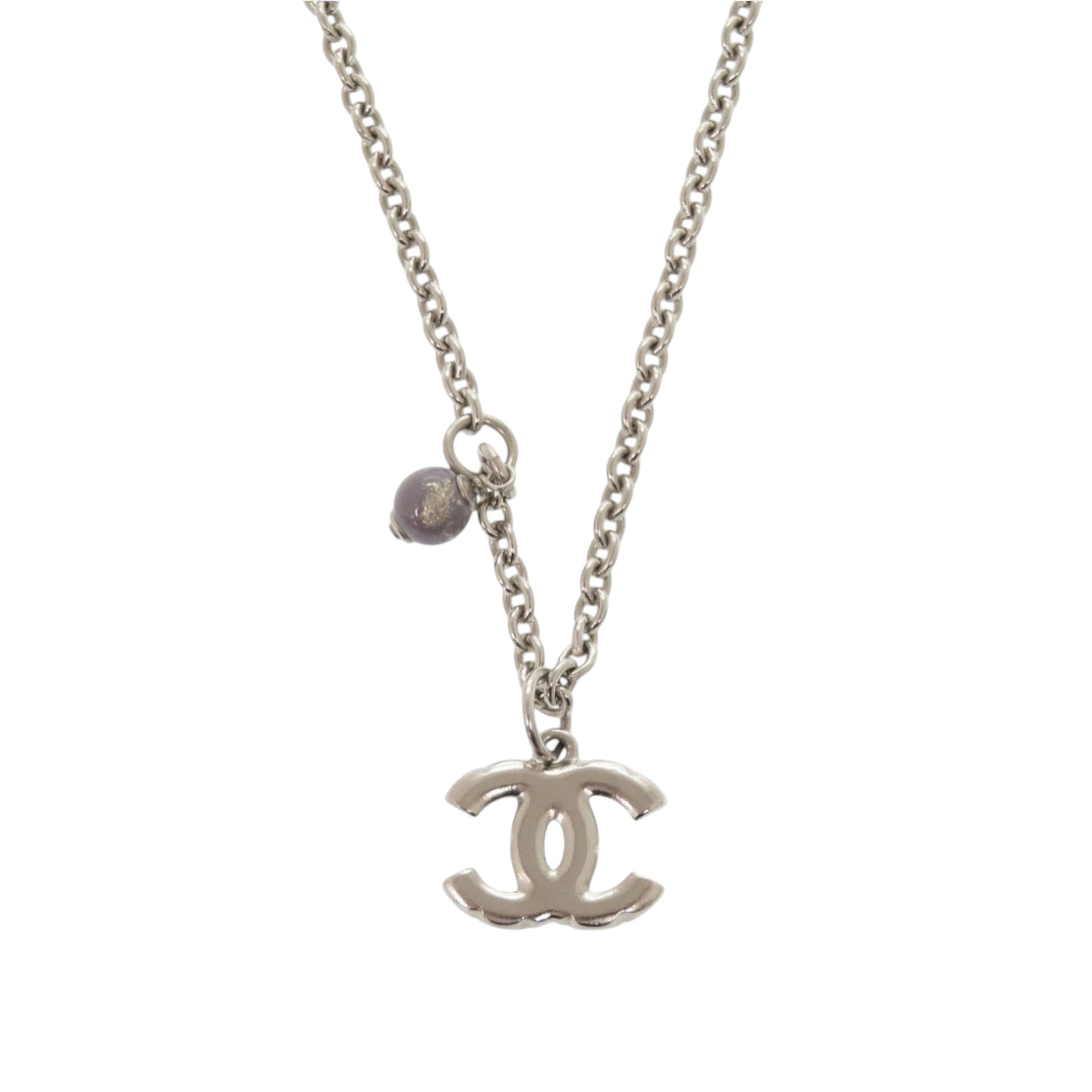 Chanel Cc Brass And Strass Faux Pearl Pendant Necklace, från Luxclusif, i färgen silver. Klicka för att öppna bilden i stort format