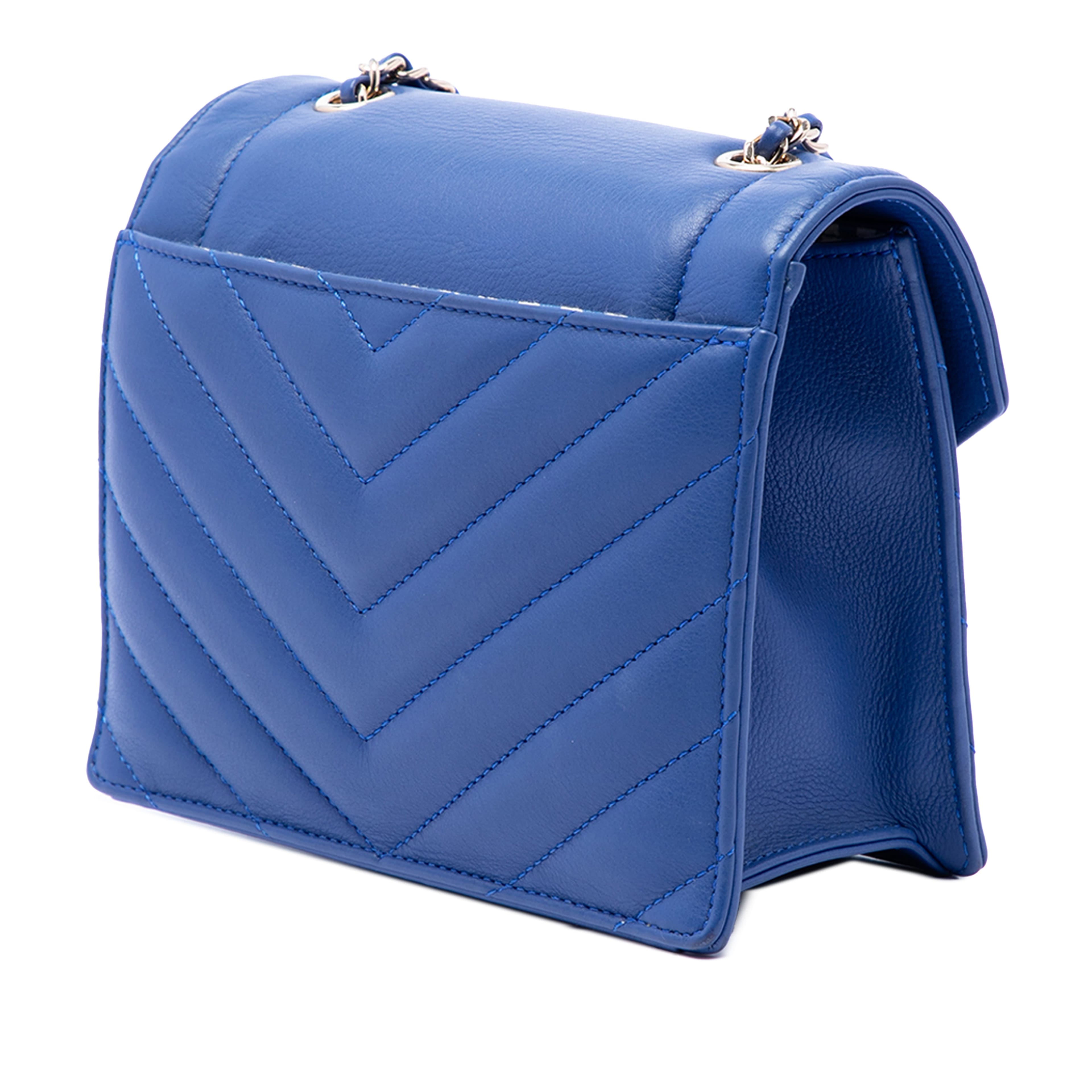 Chanel Small Cc Chevron Calfskin Envelope Flap, från Luxclusif, i färgen blå. Klicka för att öppna bilden i stort format
