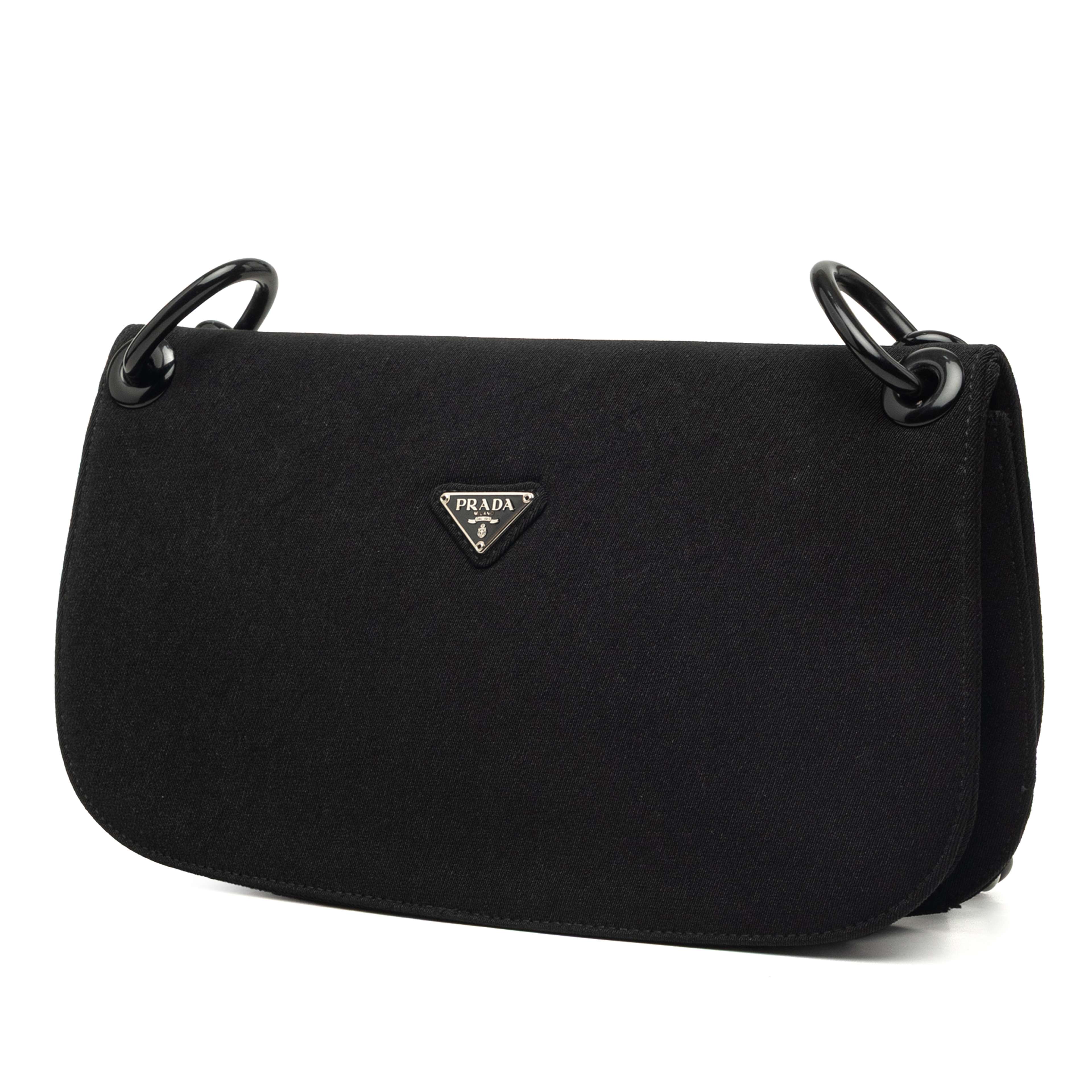 Prada Tessuto Swing Chain Shoulder Bag, från Luxclusif, i färgen svart. Klicka för att öppna bilden i stort format