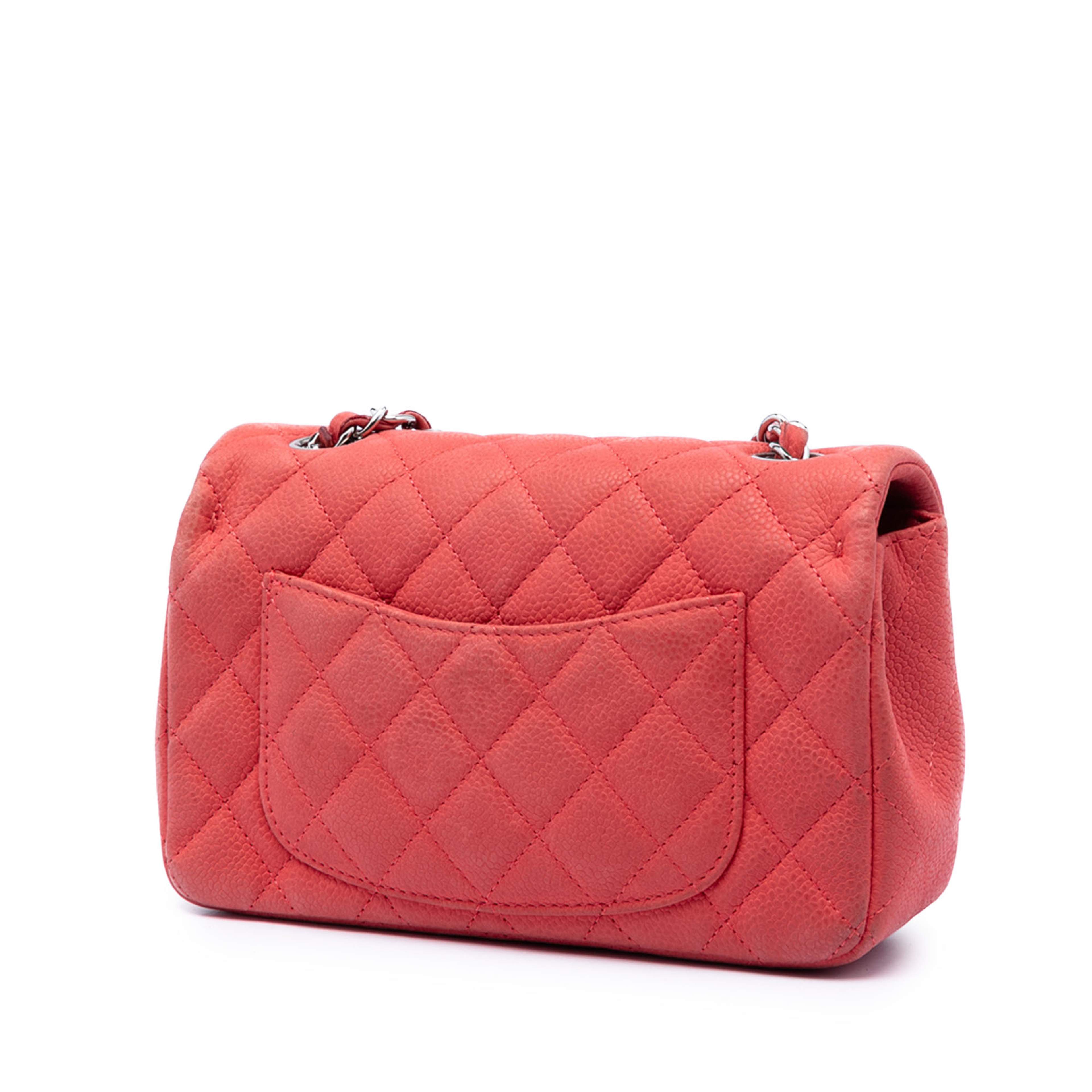 Chanel Mini Rectangular Classic Caviar Single Flap, från Luxclusif, i färgen röd. Klicka för att öppna bilden i stort format