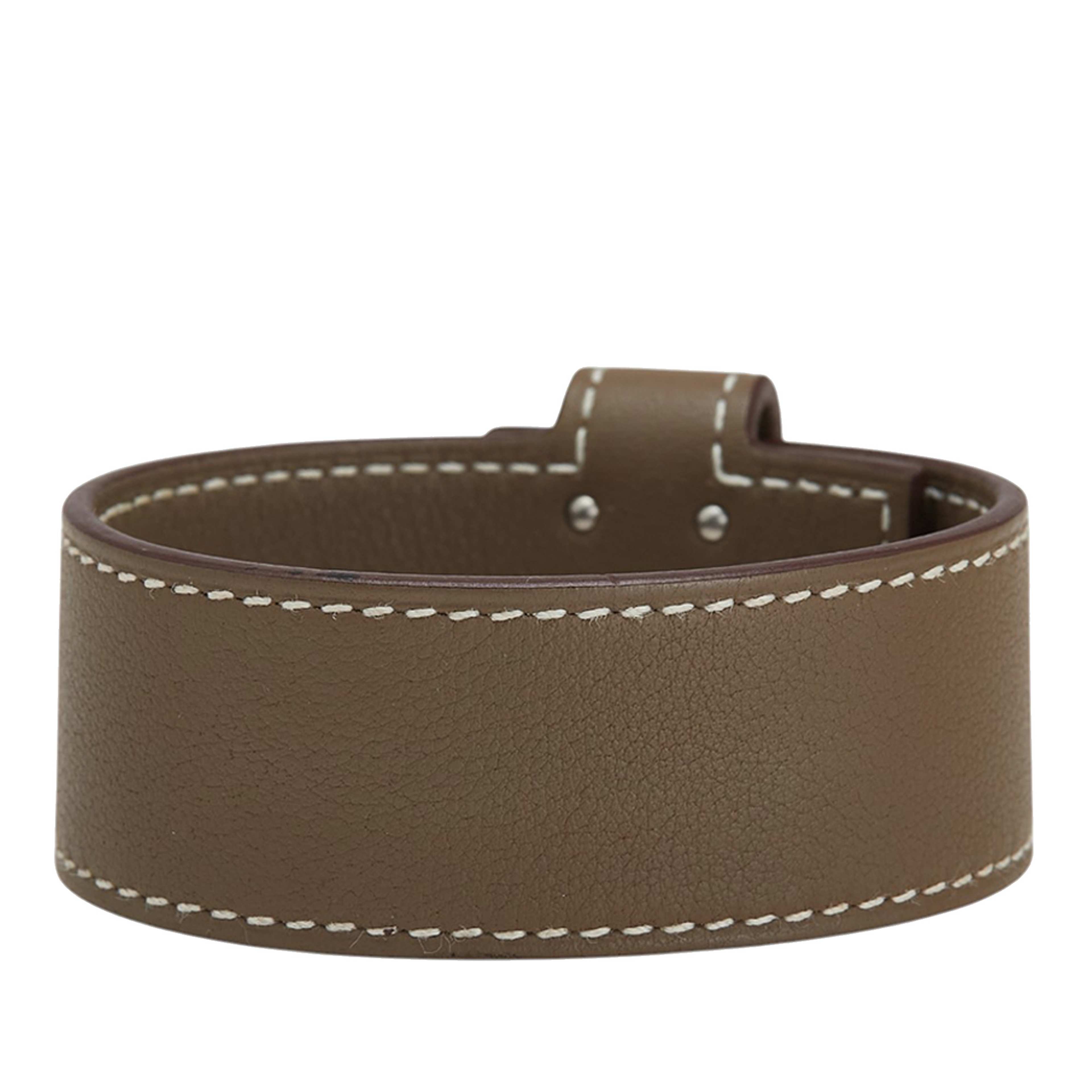Hermès Small Chevre Chamkila Kelly Twist Bracelet, från Luxclusif, i färgen dark khaki. Klicka för att öppna bilden i stort format