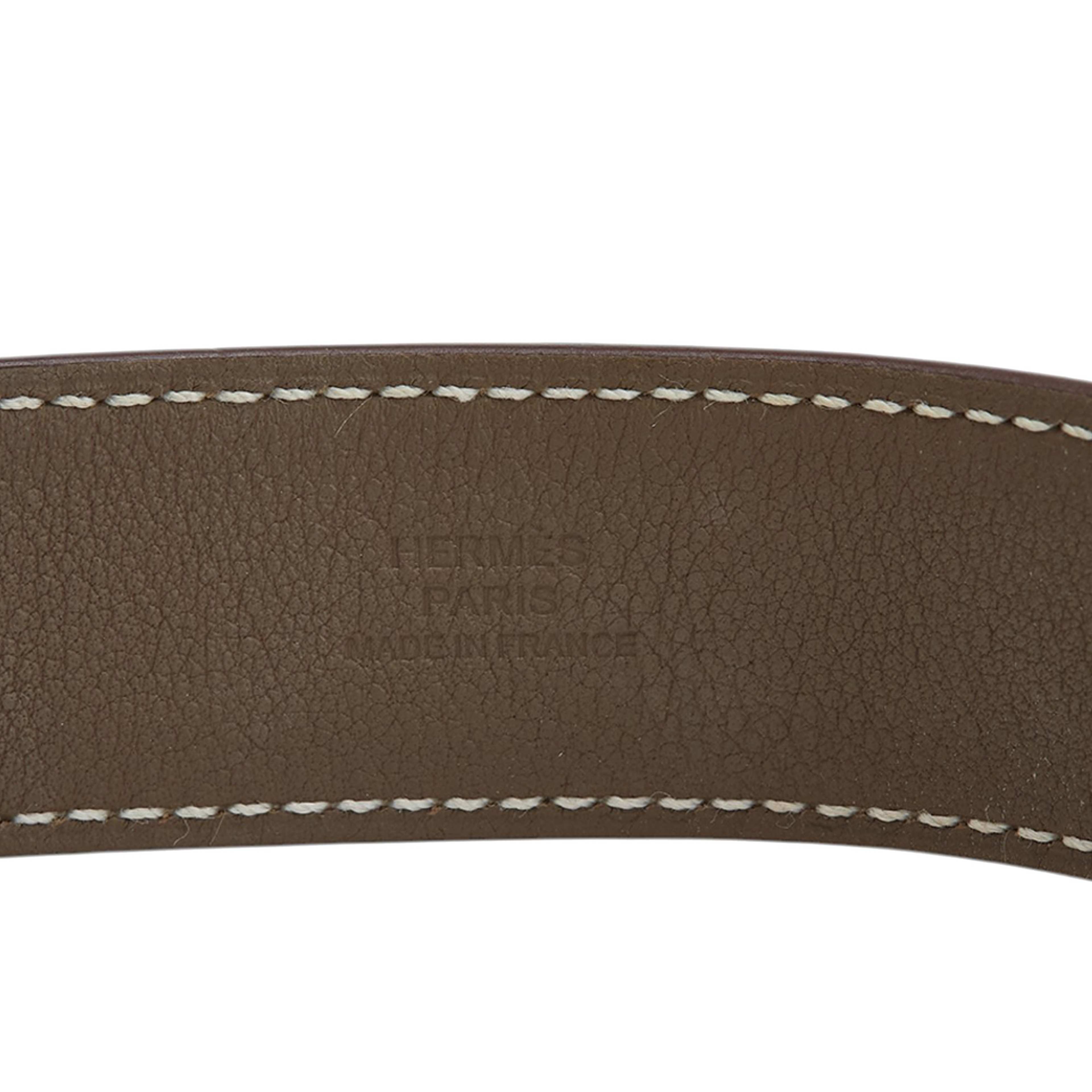 Hermès Small Chevre Chamkila Kelly Twist Bracelet, från Luxclusif, i färgen dark khaki. Klicka för att öppna bilden i stort format