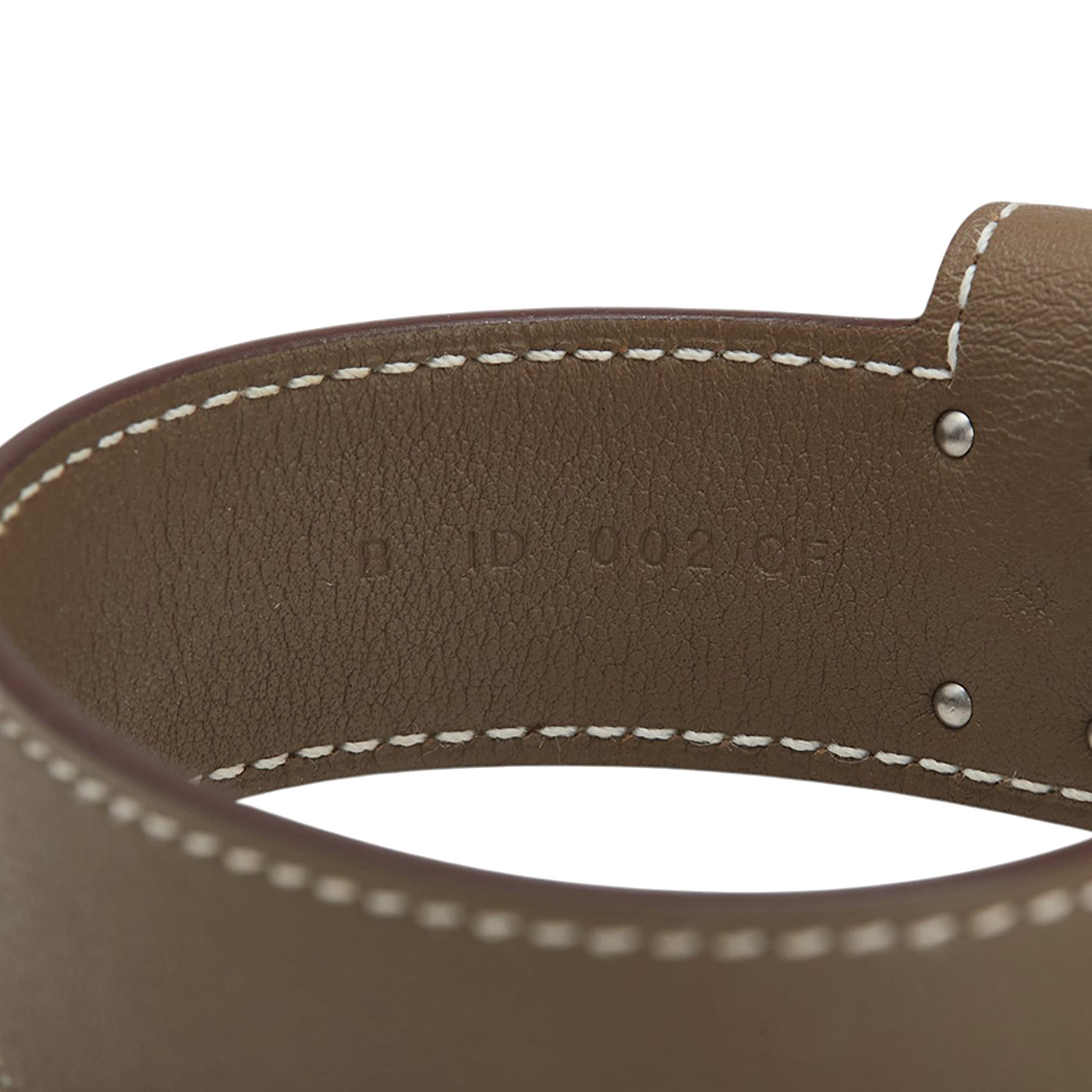Hermès Small Chevre Chamkila Kelly Twist Bracelet, från Luxclusif, i färgen dark khaki. Klicka för att öppna bilden i stort format