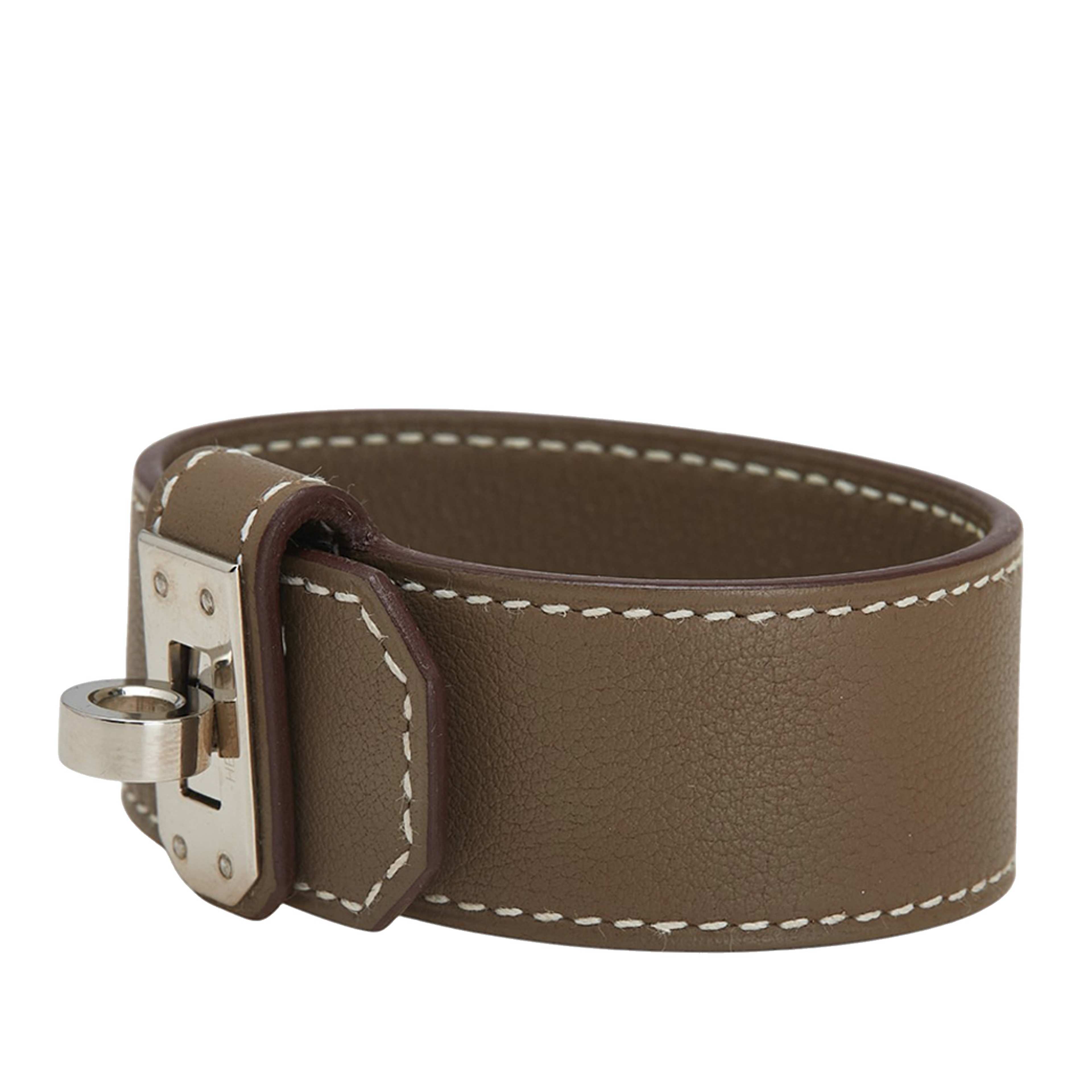 Hermès Small Chevre Chamkila Kelly Twist Bracelet, från Luxclusif, i färgen dark khaki. Klicka för att öppna bilden i stort format