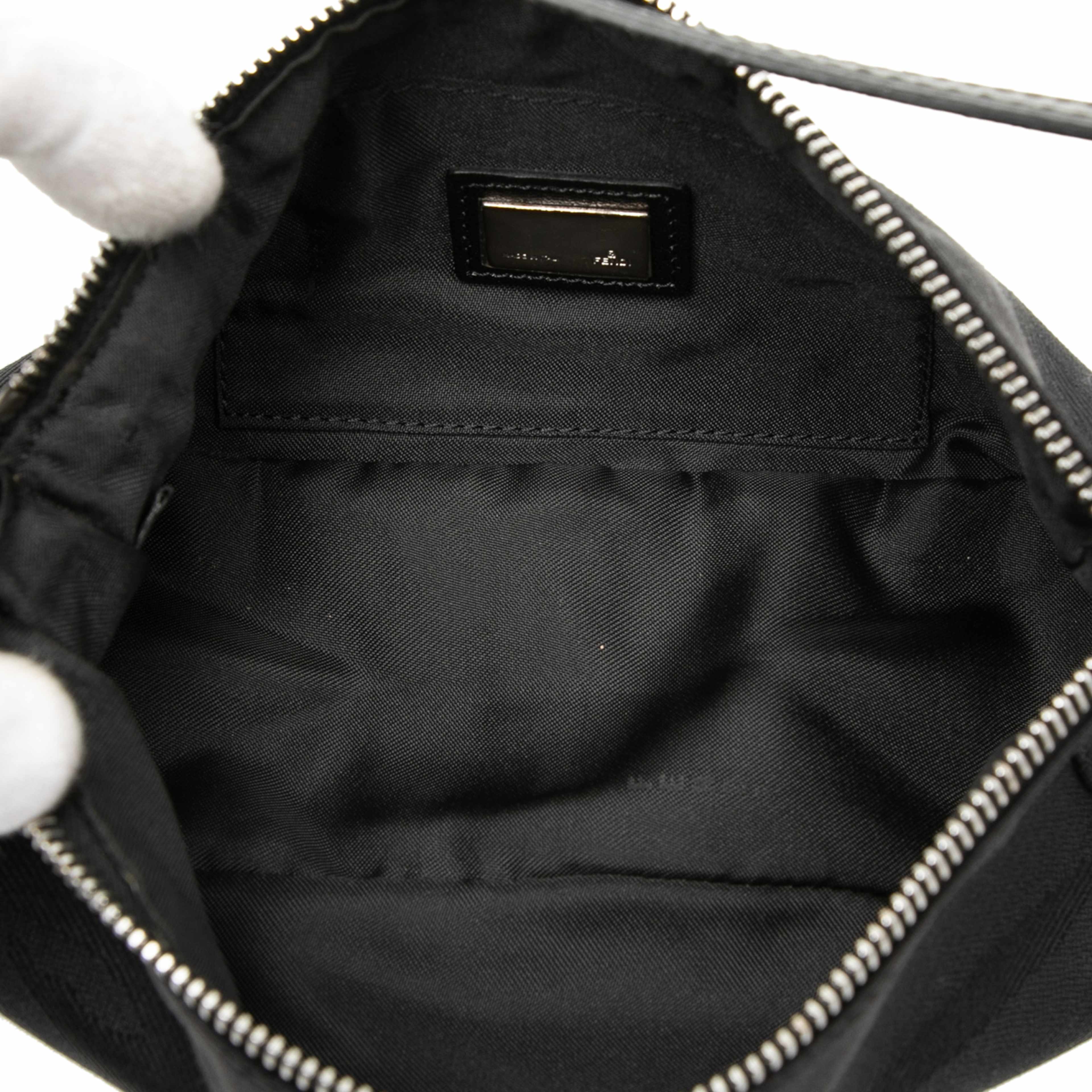 Fendi Zebra Print Canvas Pochette, från Luxclusif, i färgen black. Klicka för att öppna bilden i stort format