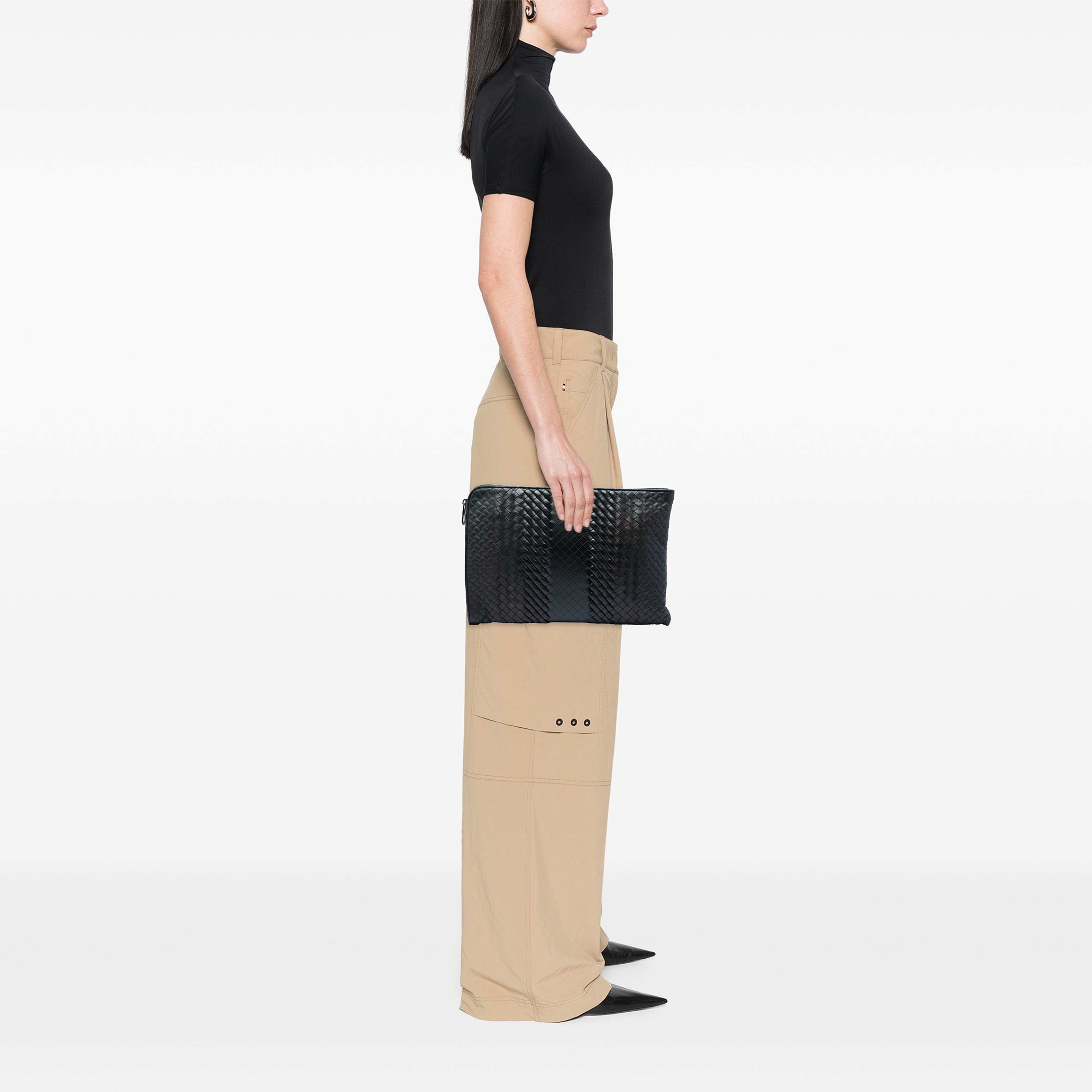 Bottega Veneta Nappa Intreccio Imperatore Zip Clutch, från Luxclusif, i färgen brun. Klicka för att öppna bilden i stort format
