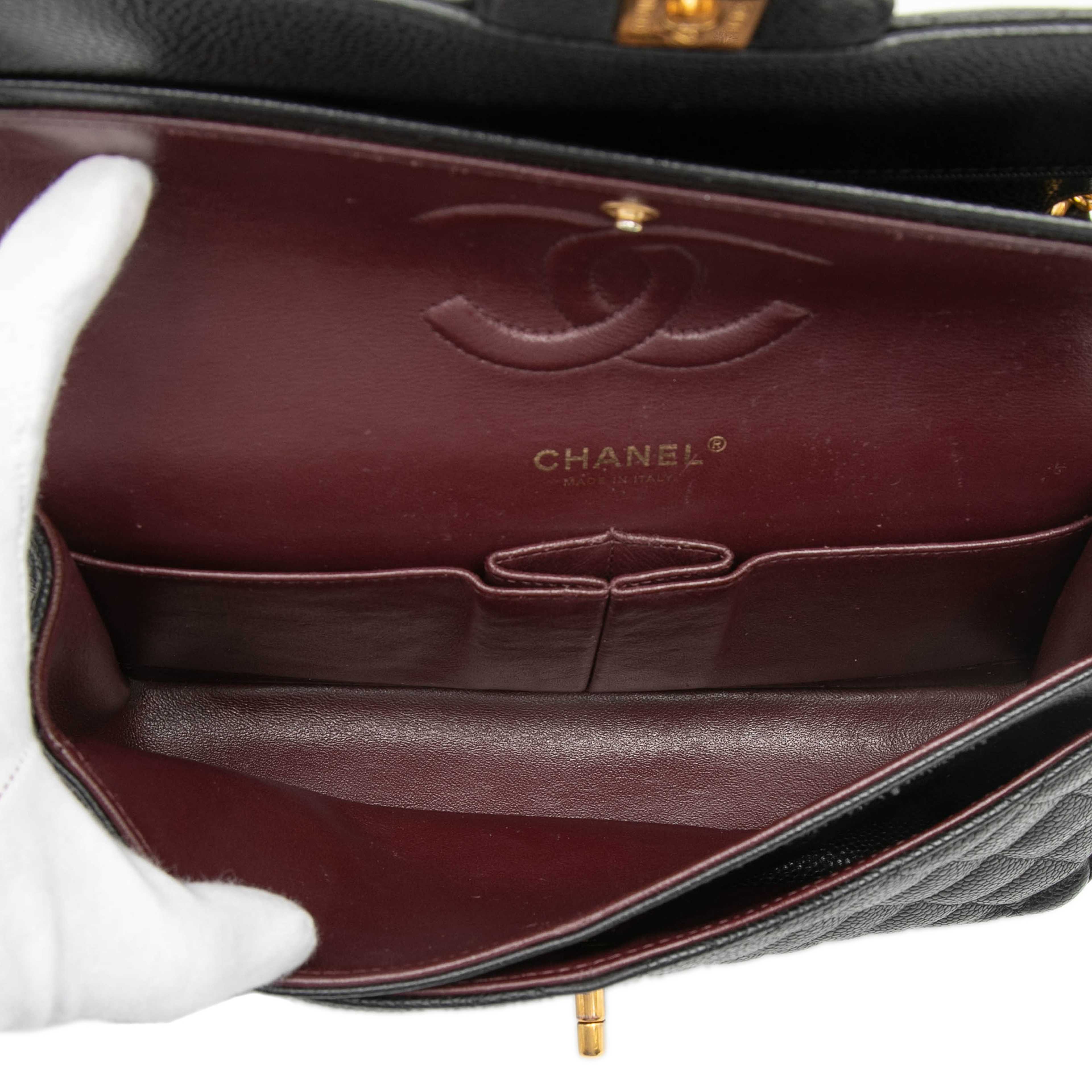 Chanel Medium Classic Caviar Double Flap, från Luxclusif, i färgen black. Klicka för att öppna bilden i stort format