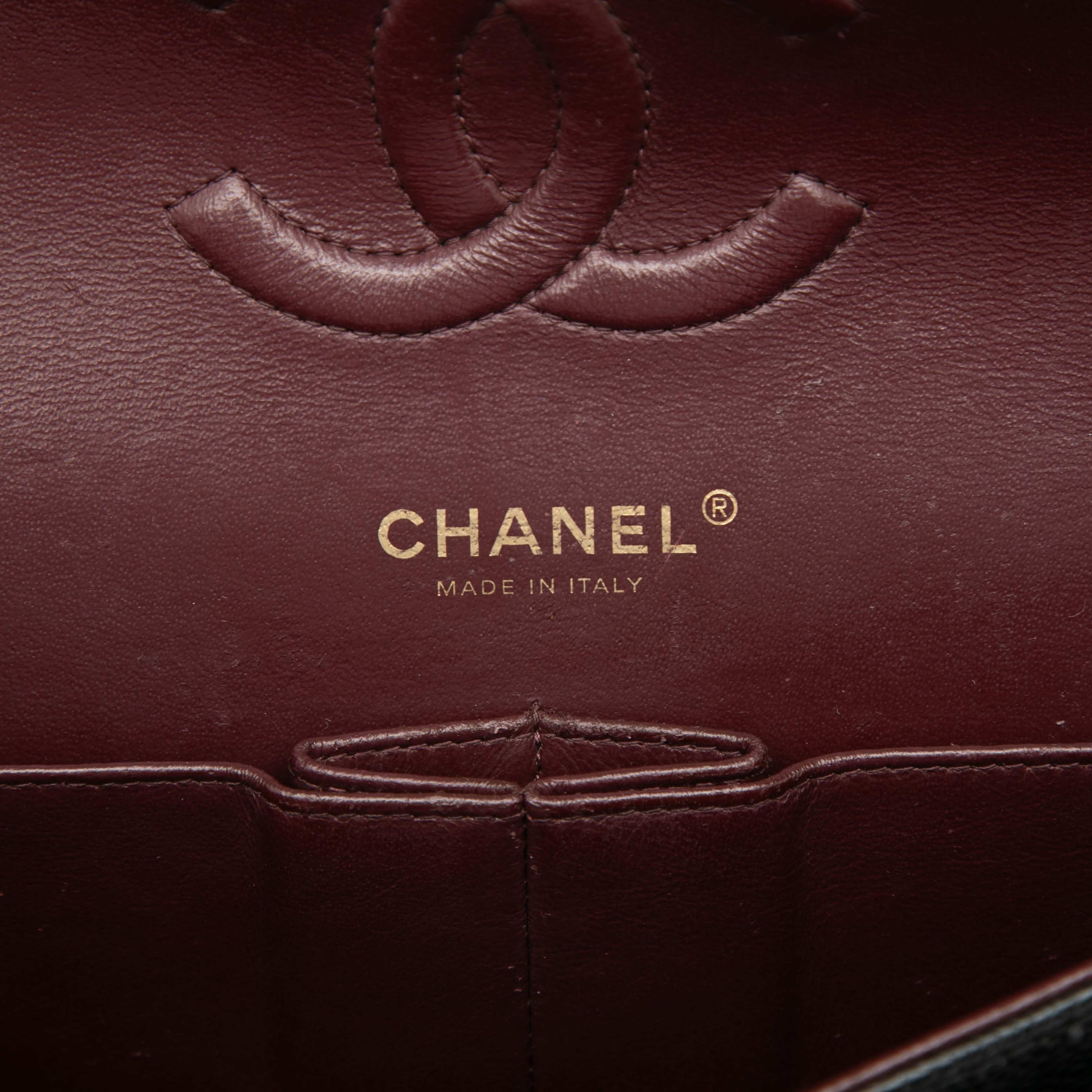 Chanel Medium Classic Caviar Double Flap, från Luxclusif, i färgen black. Klicka för att öppna bilden i stort format