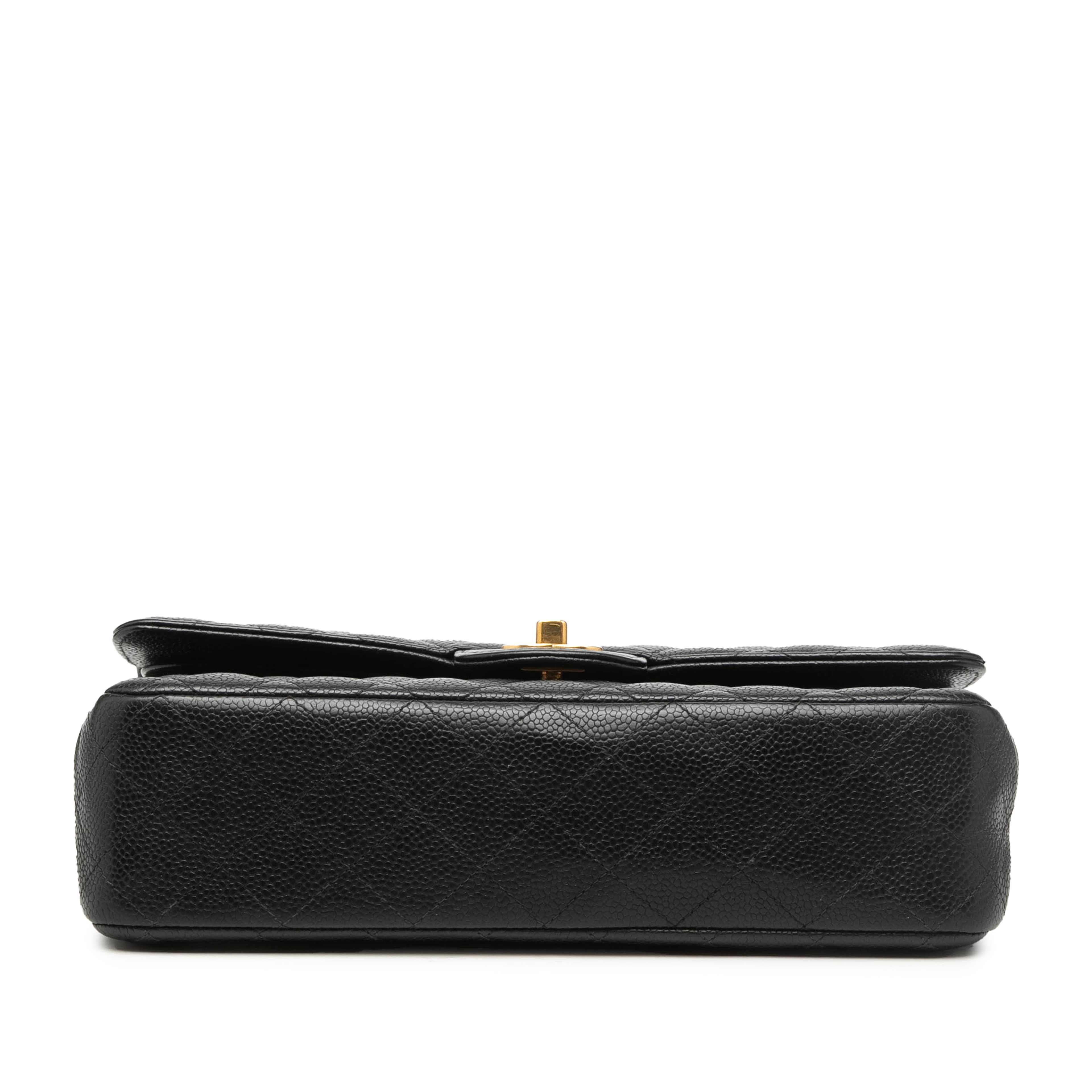 Chanel Medium Classic Caviar Double Flap, från Luxclusif, i färgen black. Klicka för att öppna bilden i stort format