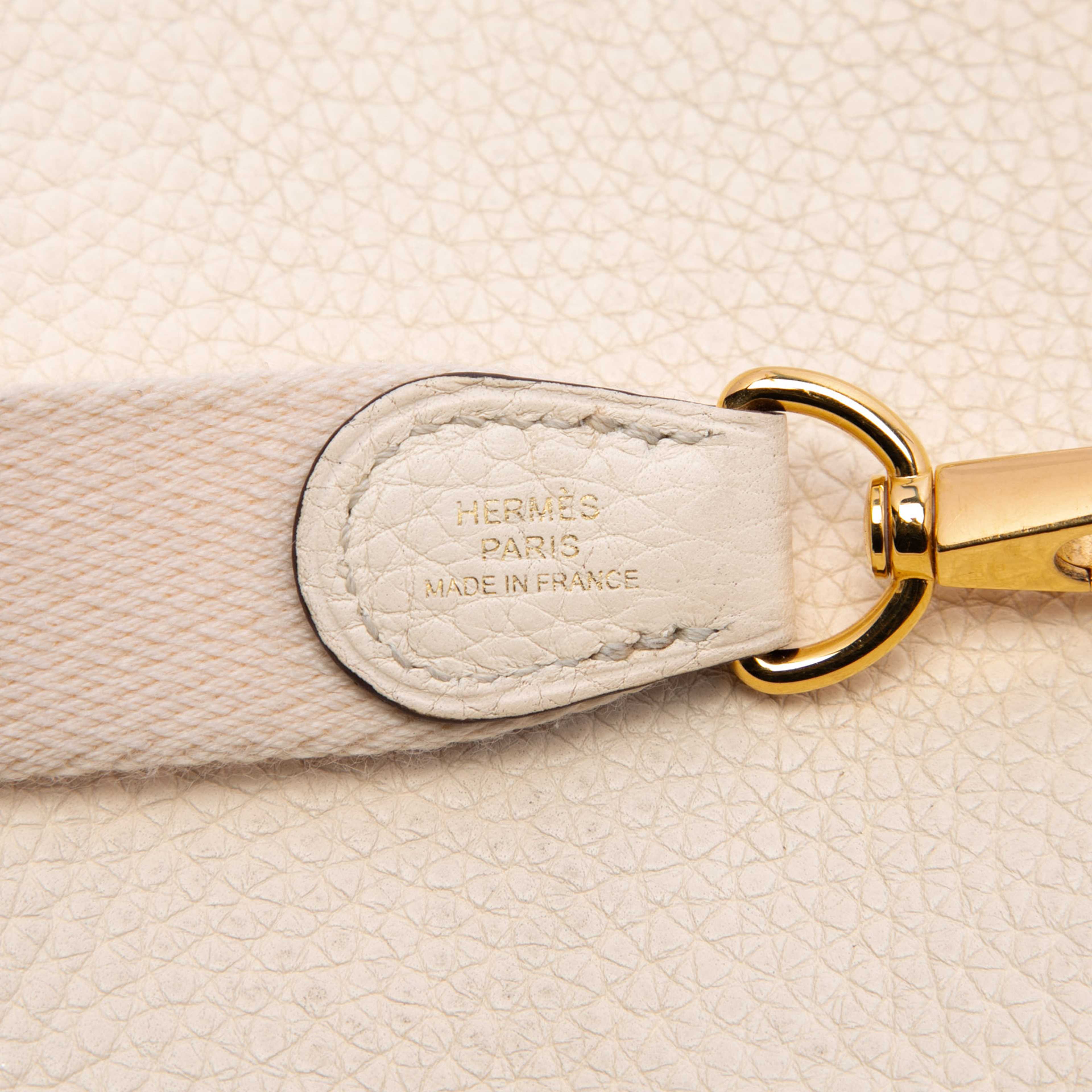 Hermès Clemence Evelyne 16 Amazone, från Luxclusif, i färgen ivory. Klicka för att öppna bilden i stort format
