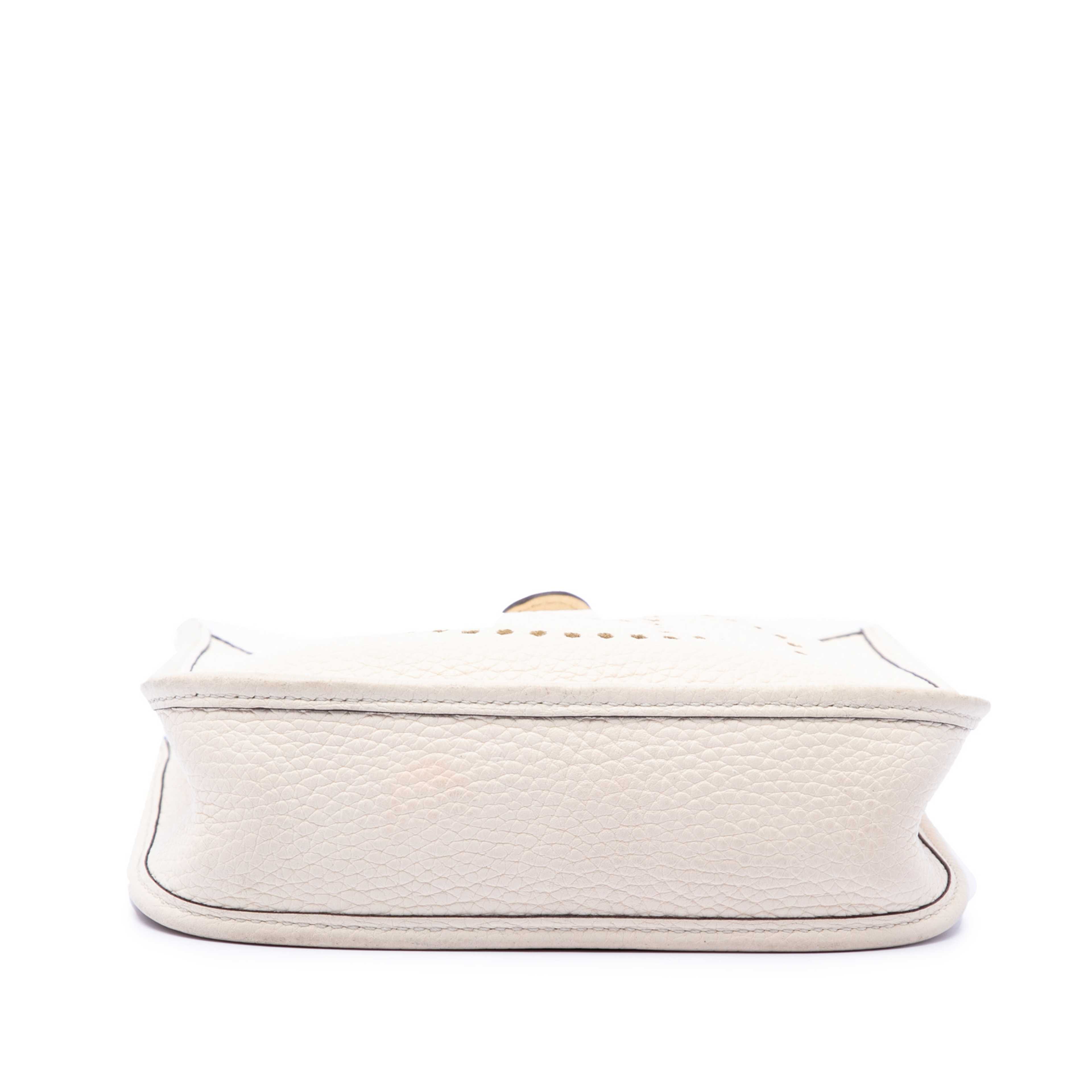 Hermès Clemence Evelyne 16 Amazone, från Luxclusif, i färgen ivory. Klicka för att öppna bilden i stort format