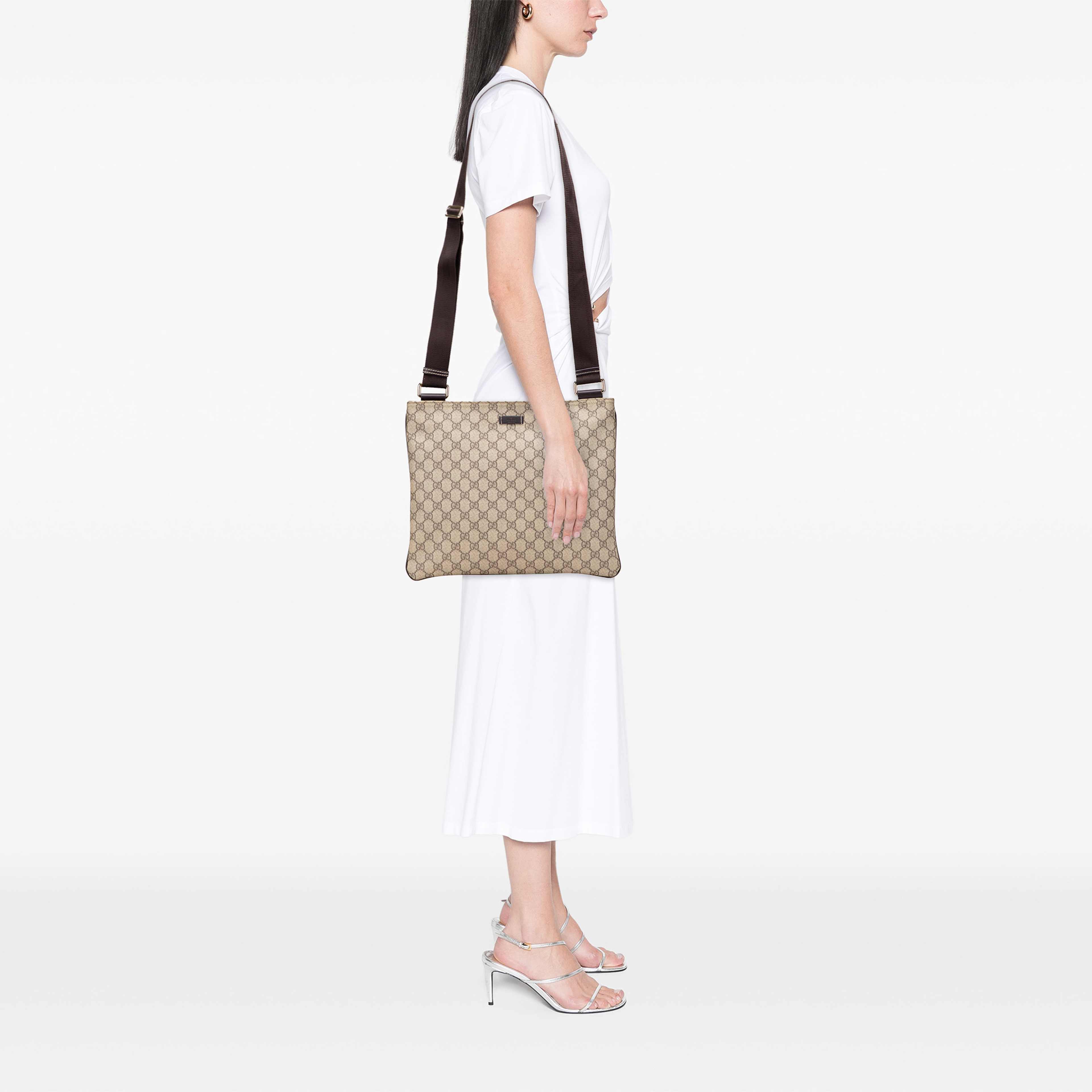 Gucci Gg Supreme Crossbody, från Luxclusif, i färgen beige. Klicka för att öppna bilden i stort format